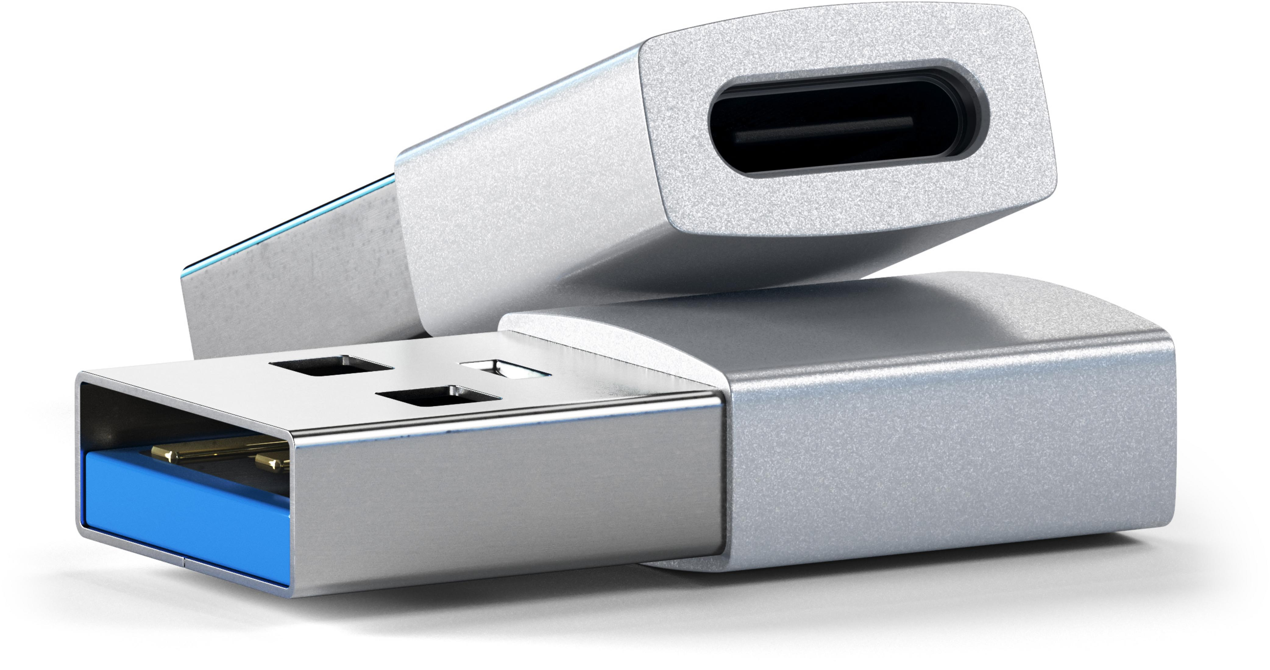 Due adattatori USB-C argentati sovrapposti su sfondo bianco. Uno ha una porta USB blu.