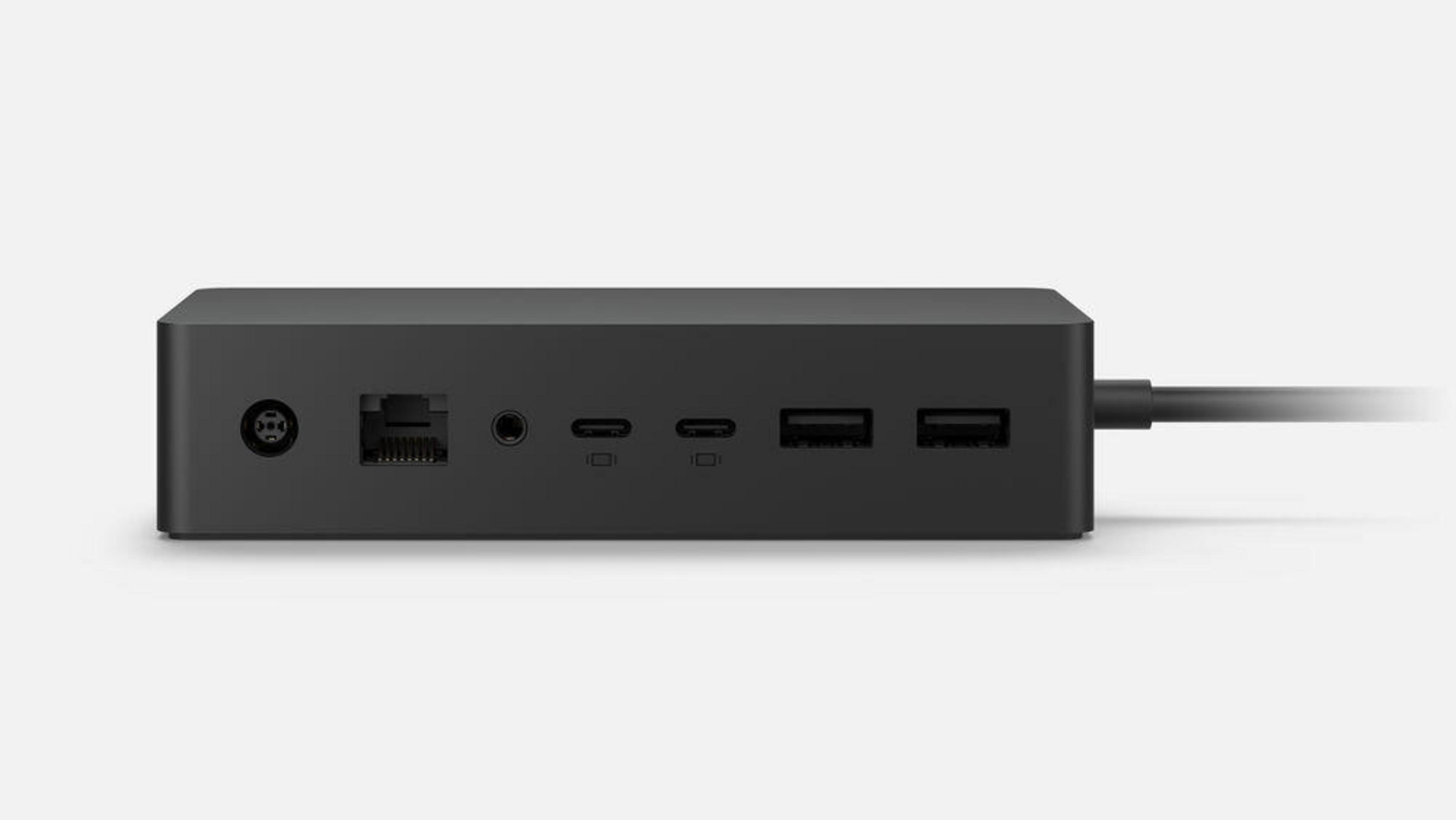 Schwarze Surface-Dockingstation mit Anschlüssen: LAN, Audio, USB-C und USB-A. Weißer Hintergrund.