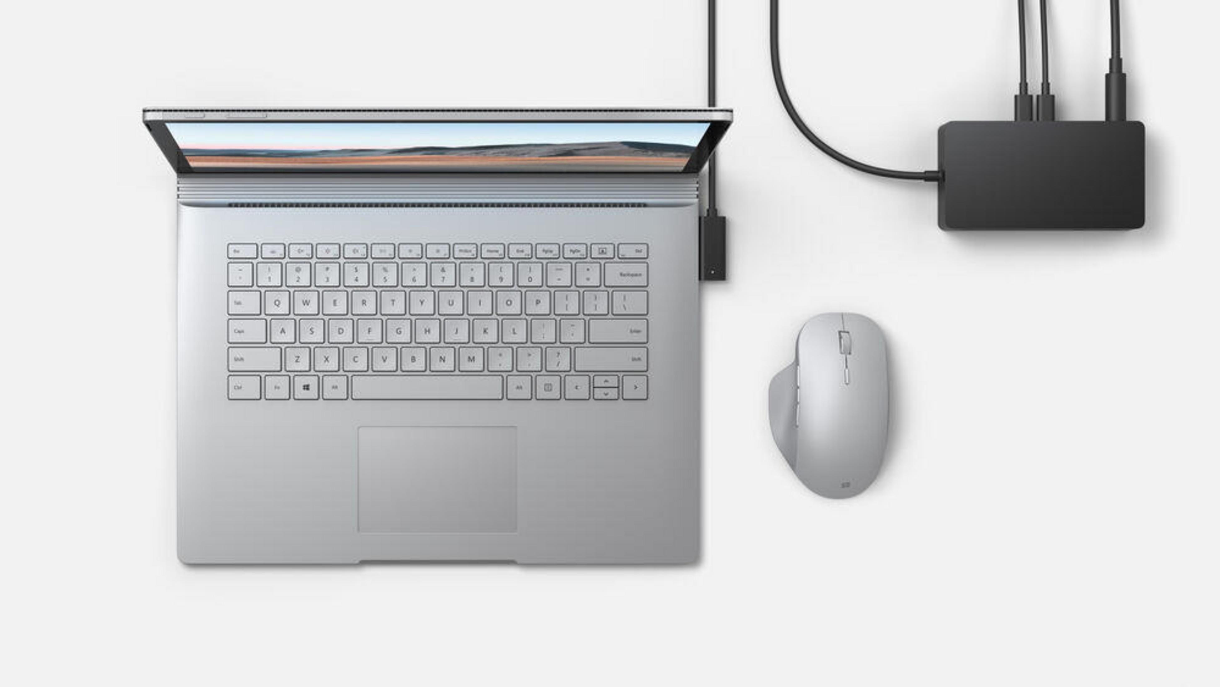 Laptop, Maus und Hub auf Weiß.