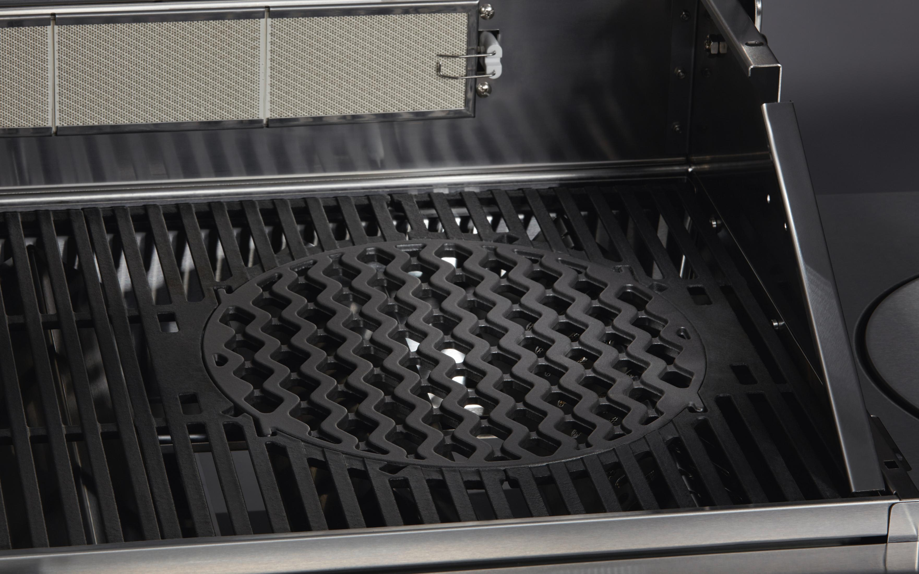 Nahaufnahme eines schwarzen Grills mit kreisförmigem, gemustertem Rost. Ein Edelstahlbrenner ist sichtbar.