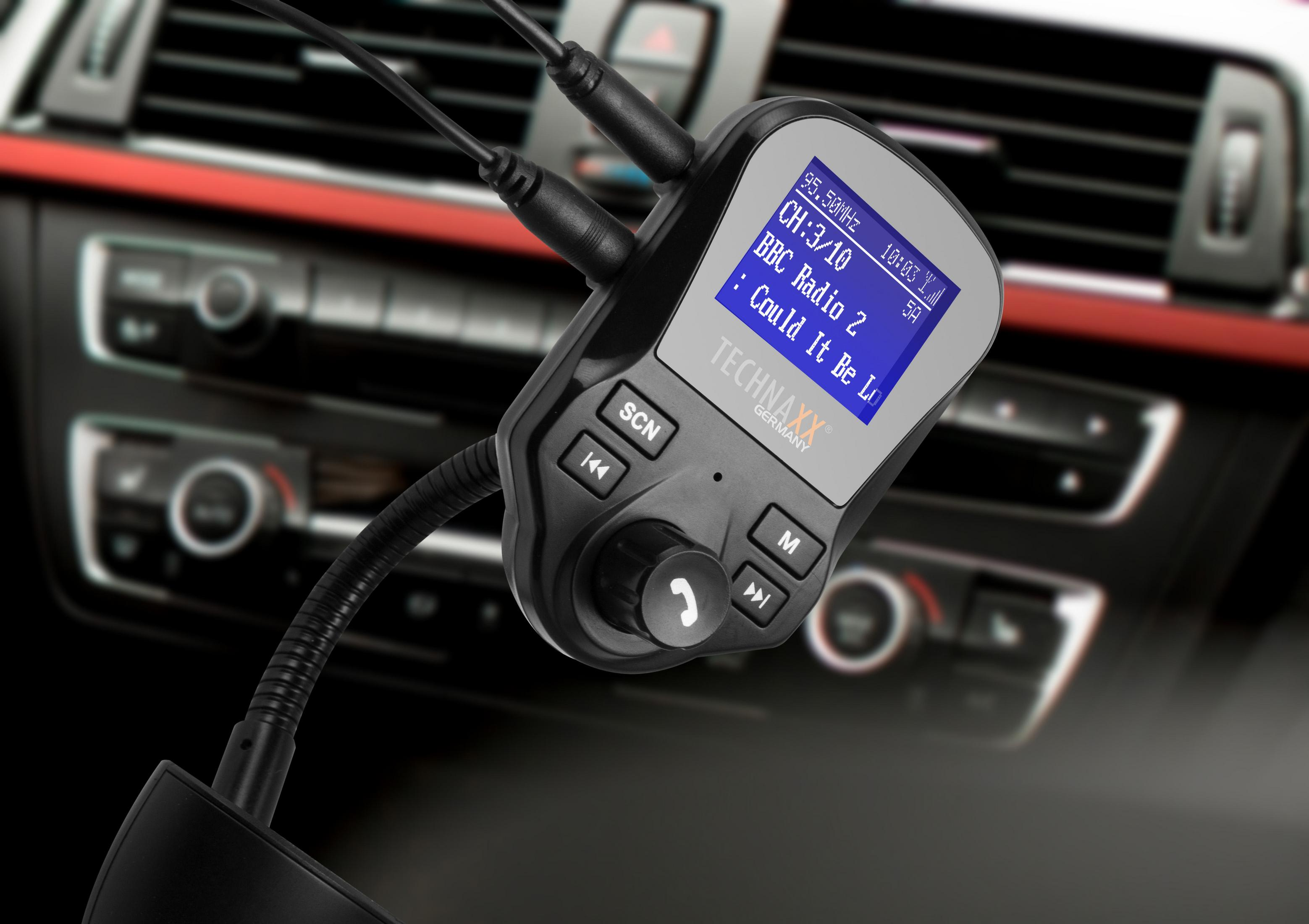 Auto-FM-Transmitter mit Radioinformationen, eingesteckt in das Armaturenbrett.