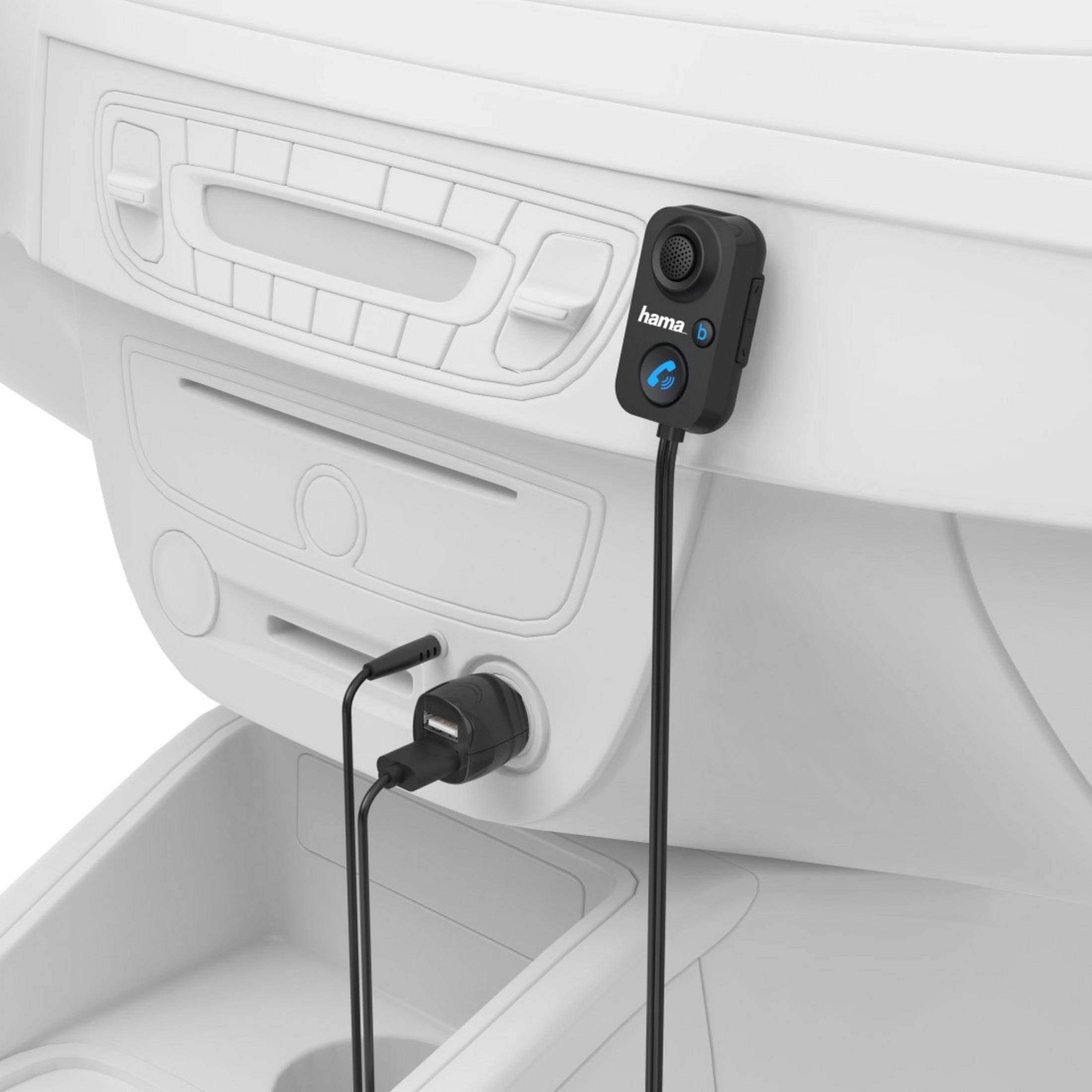 Armaturenbrett mit Bluetooth-Gerät und USB-Ladegerät im Auto.
