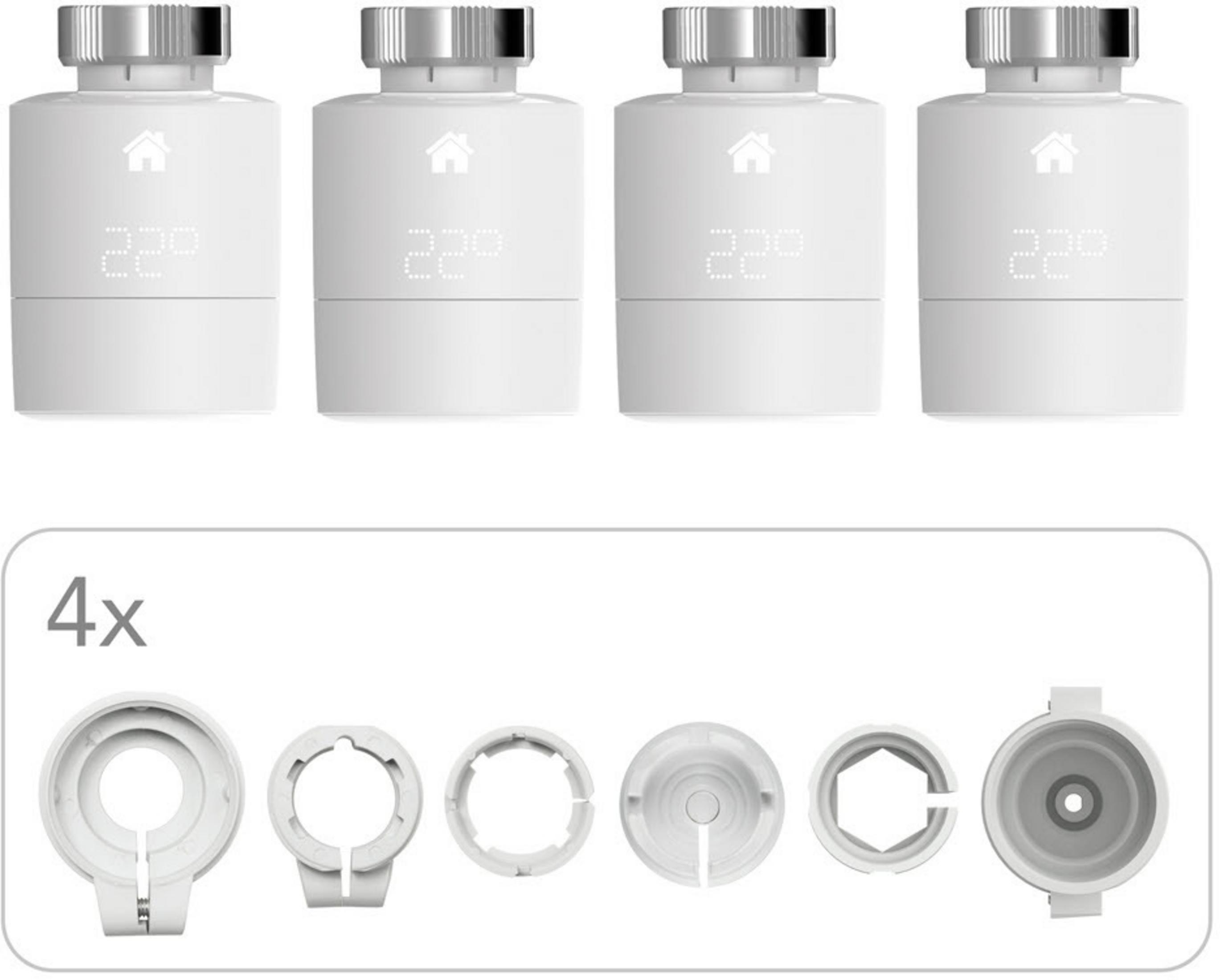 Vier witte slimme thermostaten met digitale displays en een set montageaccessoires.