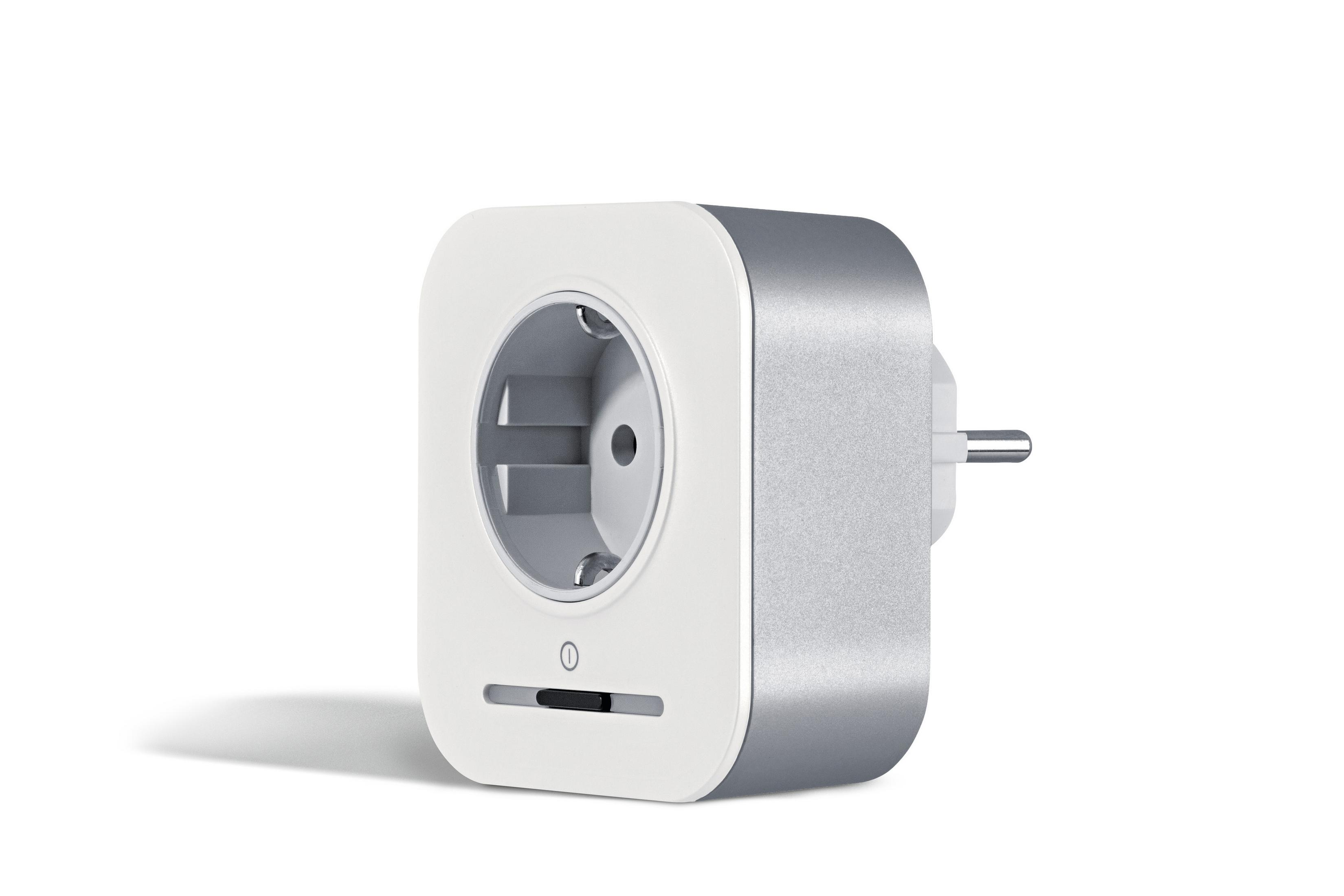 Weiß-silberner Adapter. Der Stecker befindet sich in vertikaler Position. Er ist auf weißem Hintergrund.
