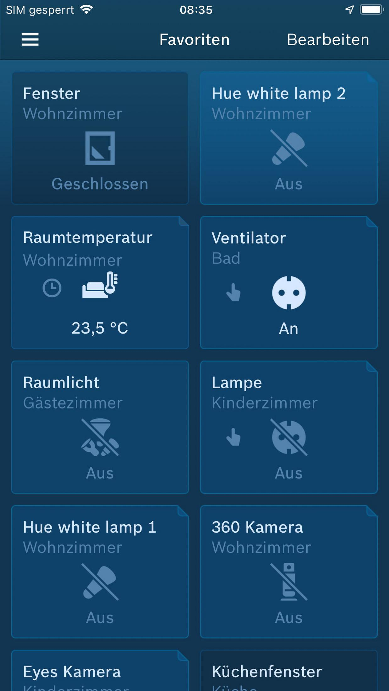 Ein Smartphone-Bildschirm zeigt ein Smart-Home-Bedienfeld mit mehreren Gerätesymbolen und -status.