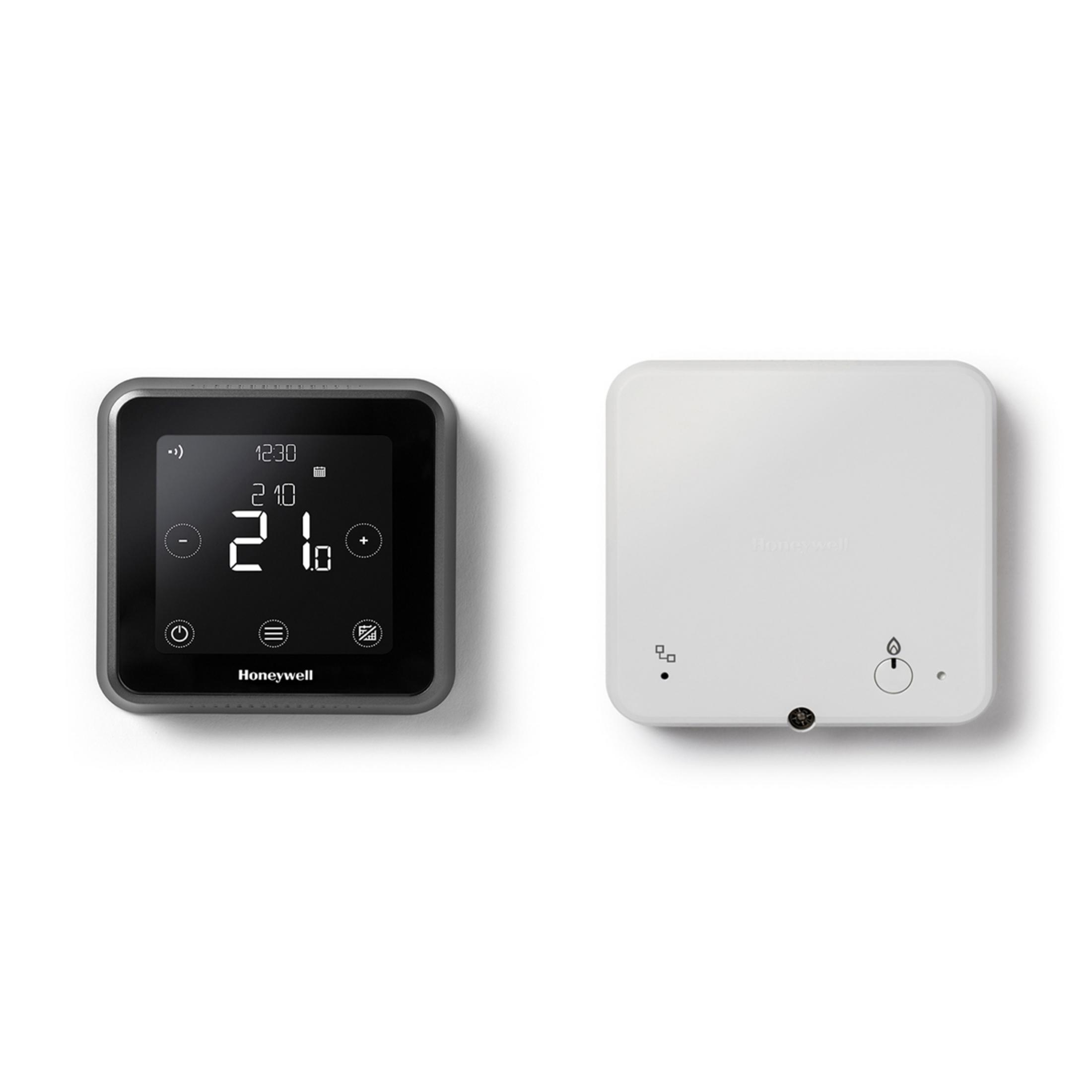 Zwei Honeywell-Geräte. Ein quadratischer Thermostat zeigt Zahlen an. Das andere ist ein weißes Quadrat.