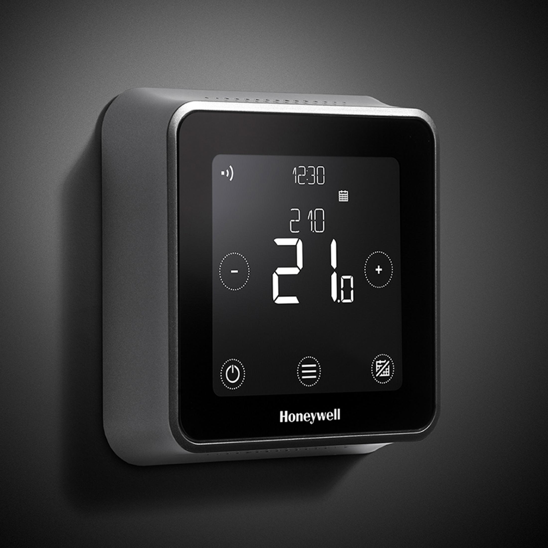 Smart-Thermostat mit Anzeige von Zeit, Temperatur und Einstellungen, an einer Wand montiert.