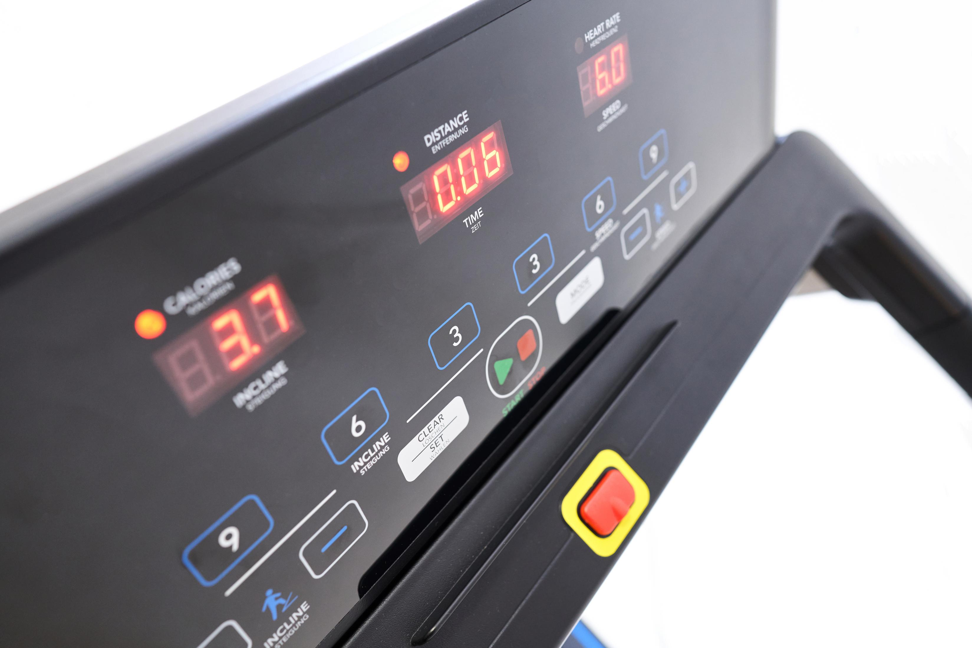 Console del tapis roulant che mostra distanza, tempo, calorie, velocità e frequenza cardiaca.