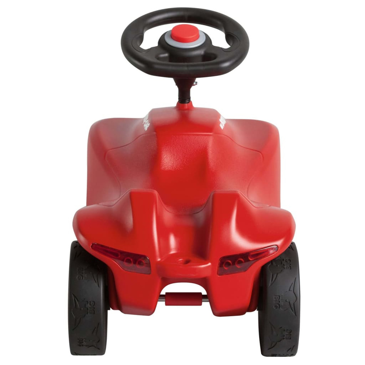 Czerwony samochodzik zabawkowy z kierownicą na białym tle.