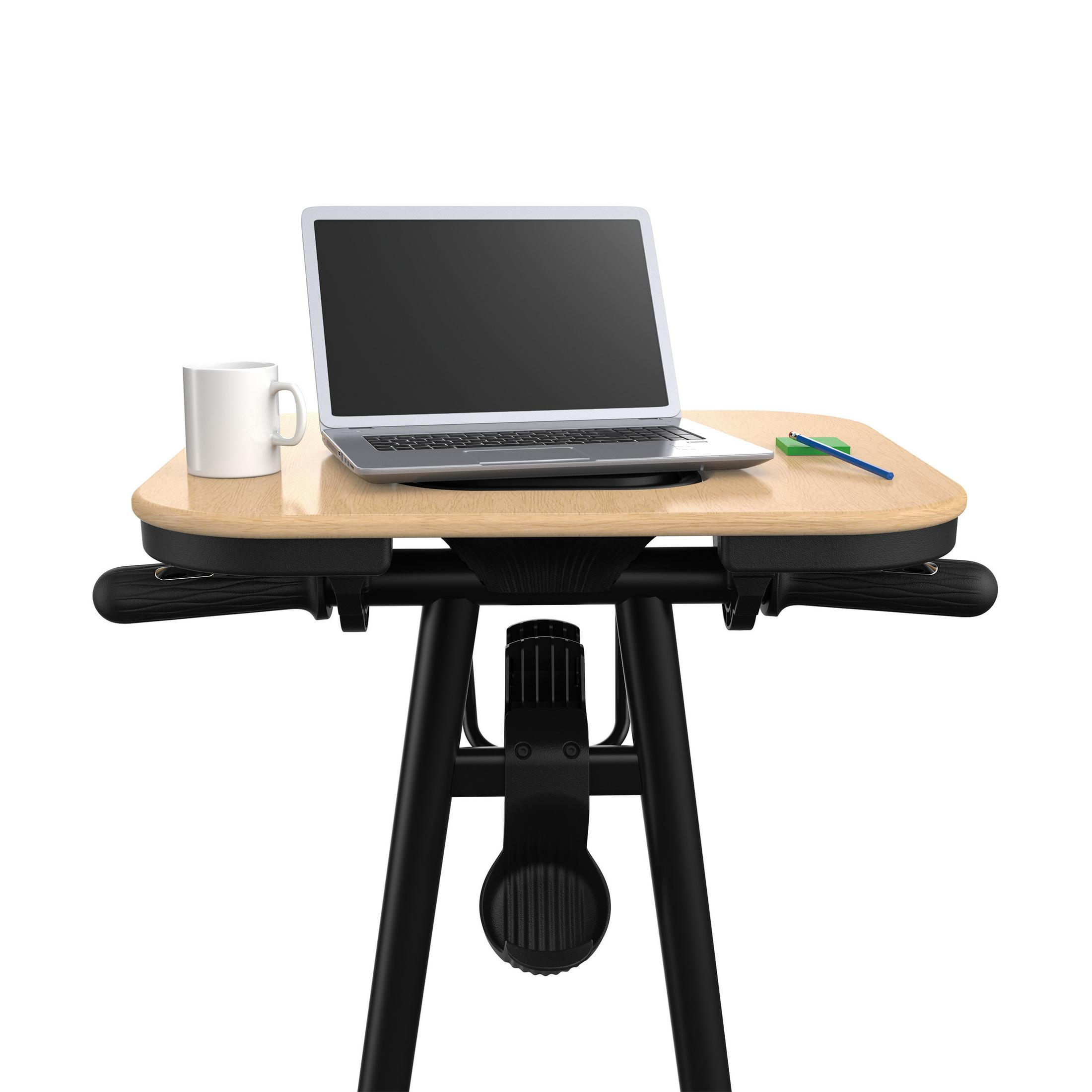 Ein Schreibtisch aus Holz mit Laptop, Tasse und Stift. Schwarzer Sockel mit Rädern.