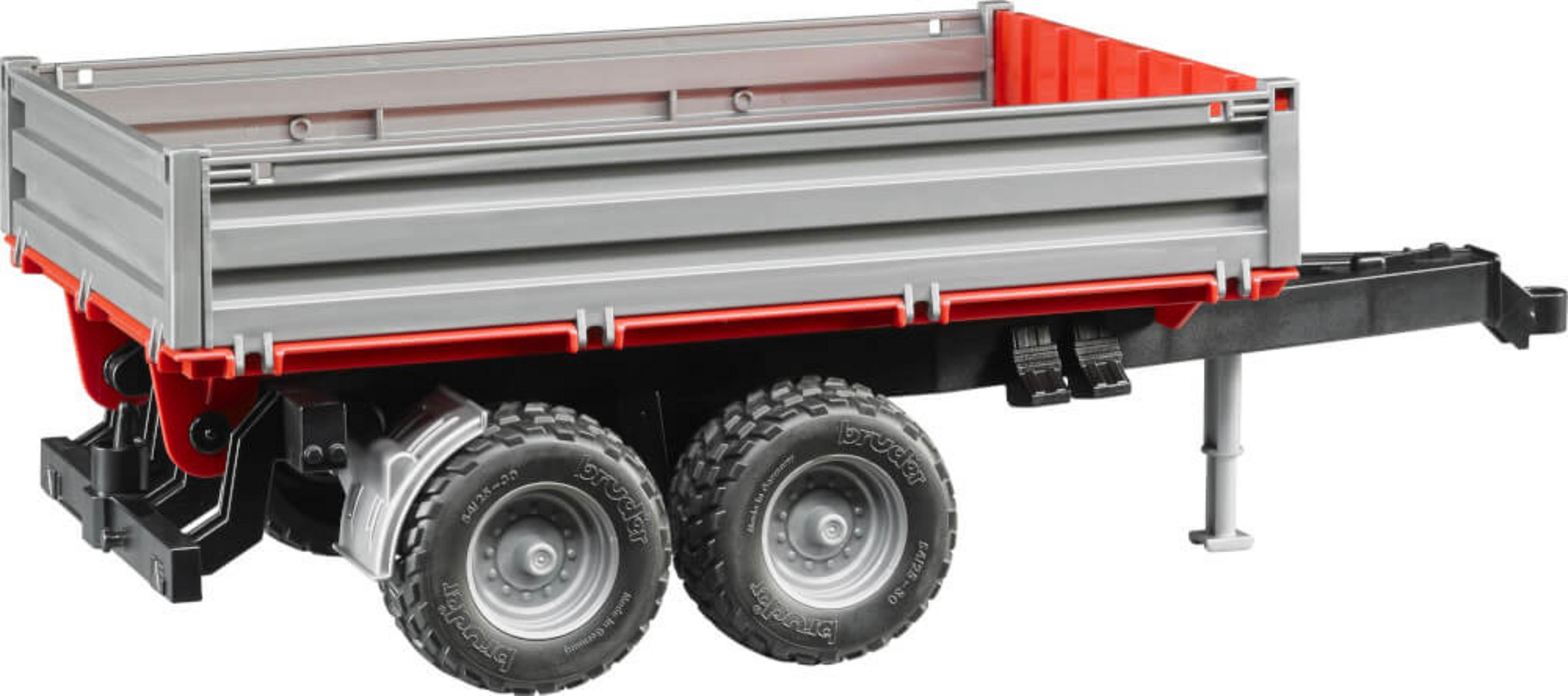 Zabawkowa przyczepa rolnicza z czerwonymi detalami i srebrnymi bokami na białym tle. Ma dwa koła.