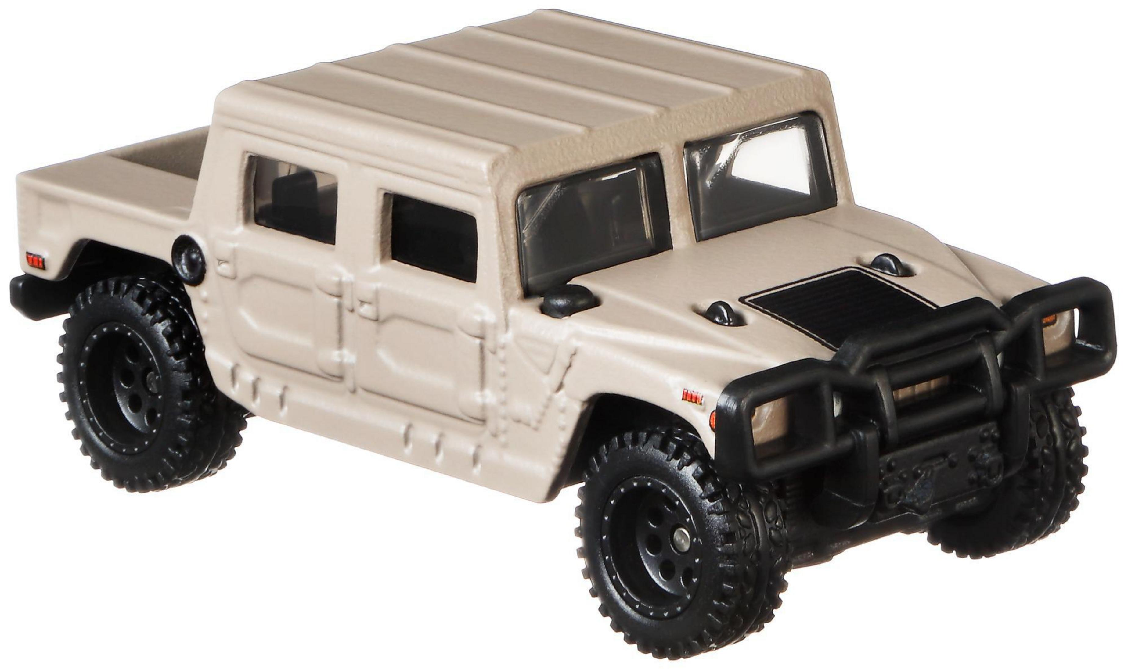 Beżowy samochód zabawkowy Hummer. Czarne koła i detale. Białe tło.