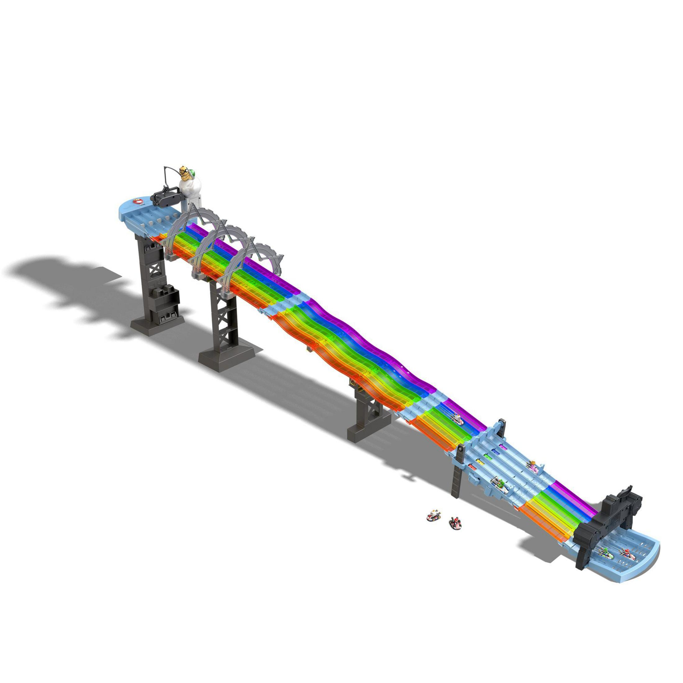 Zabawkowa trasa wyścigowa z tęczową zjeżdżalnią i małymi samochodami. Figurka stoi na górze.