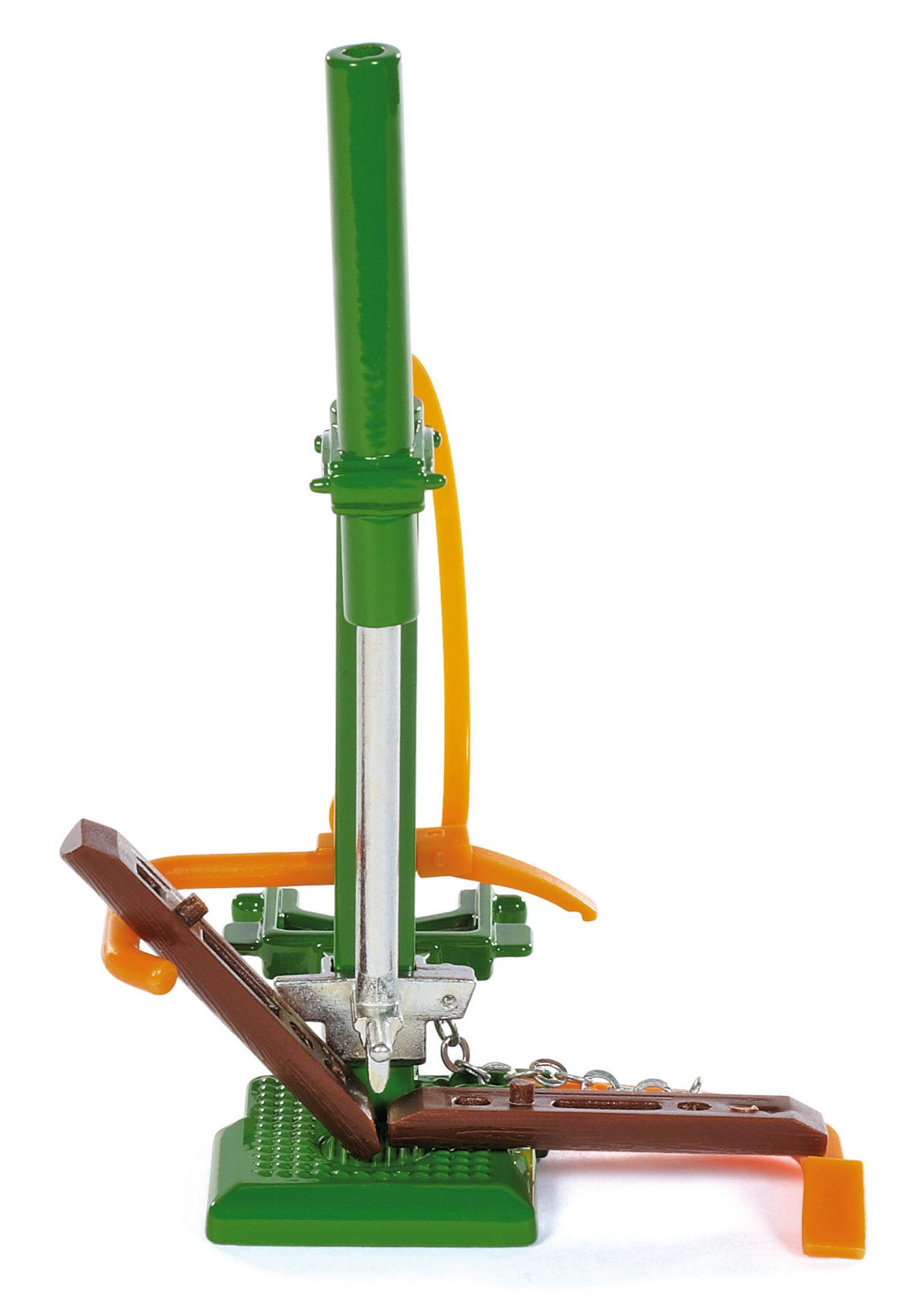 Grünes und oranges landwirtschaftliches Werkzeug mit Holzbasis.