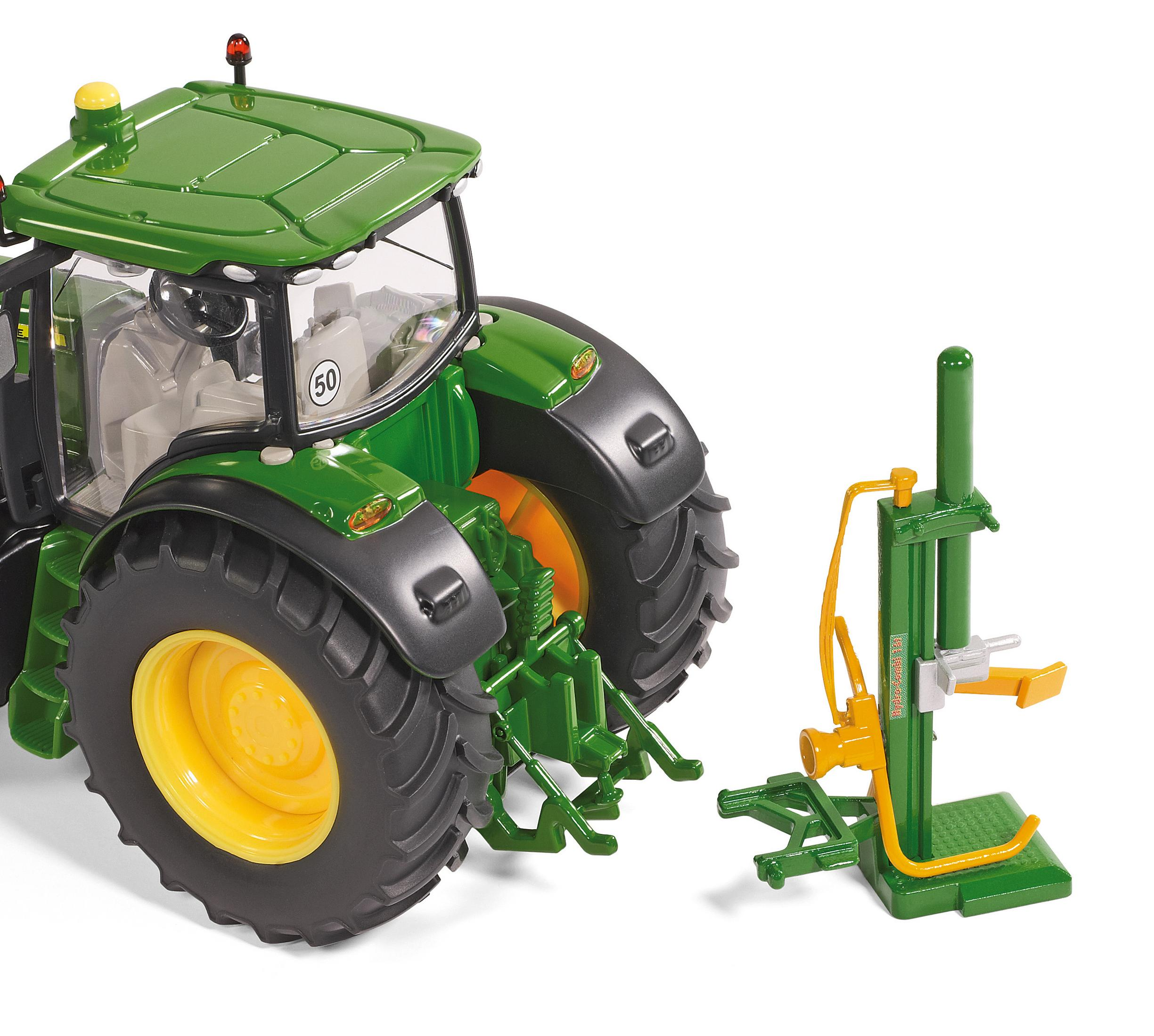 Grüner und gelber Spielzeugtraktor mit angebautem Anbaugerät. Weißer Hintergrund, detaillierte Ansicht.
