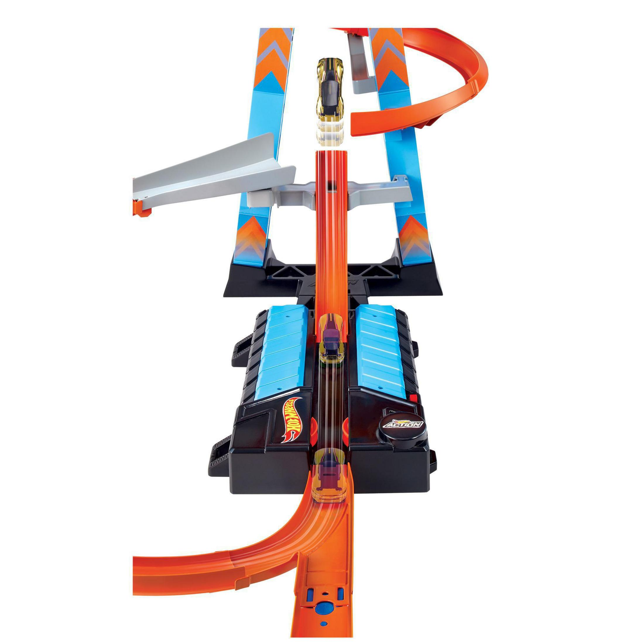 Zabawka torowa Hot Wheels z pomarańczowymi i niebieskimi odcinkami toru, kilka samochodów na torze.