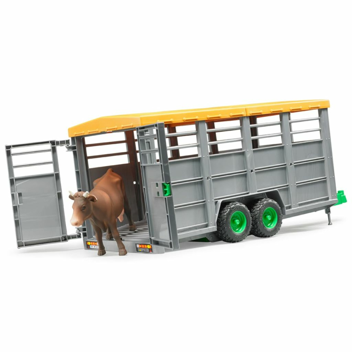 Una mucca esce da un rimorchio grigio con la porta aperta, su sfondo bianco.