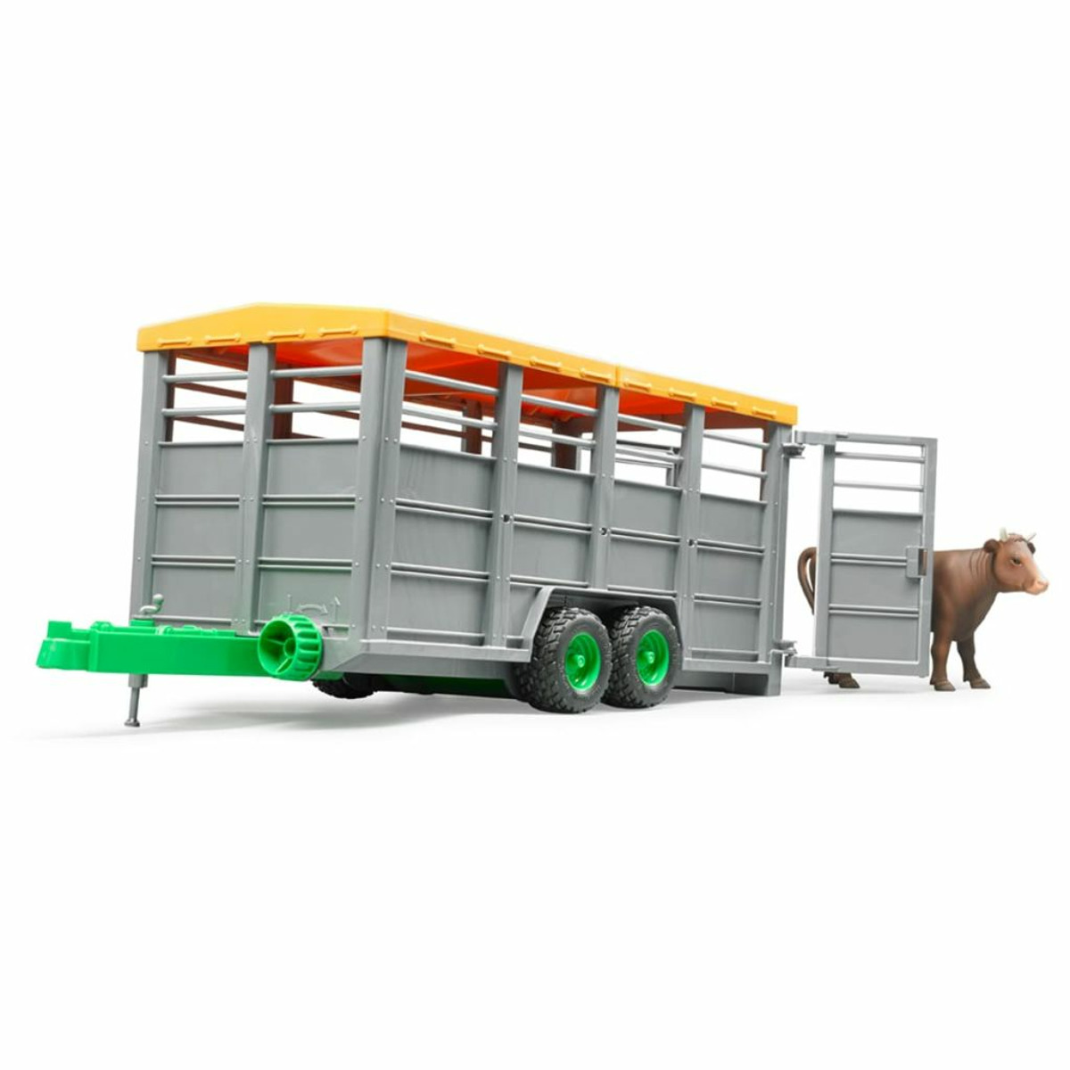 Una mucca in piedi accanto a un rimorchio grigio con la porta aperta, su sfondo bianco.