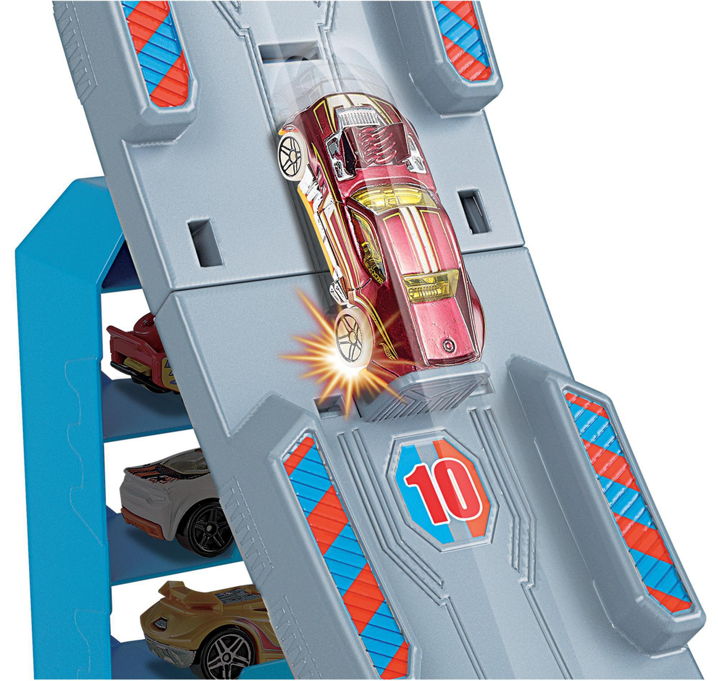 Hot Wheels Auto auf einer Rennstrecke. Rotes Auto rast die Strecke hinunter.