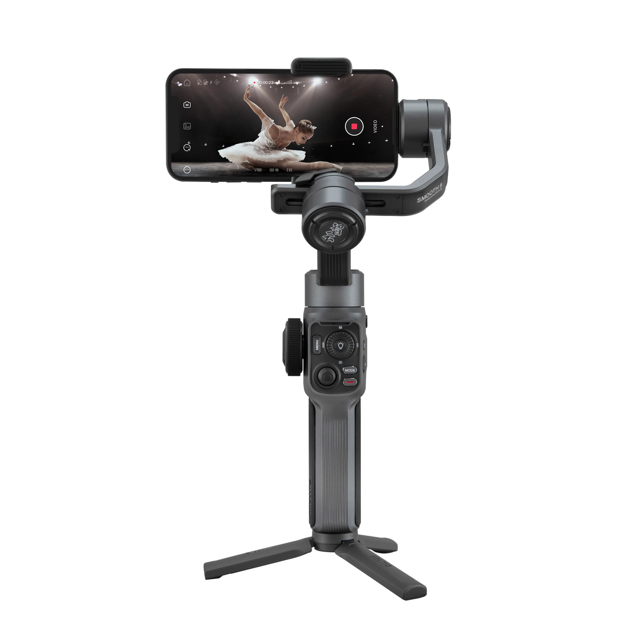 Smartphone op een stabilisator filmt een ballerina, tegen een witte achtergrond.