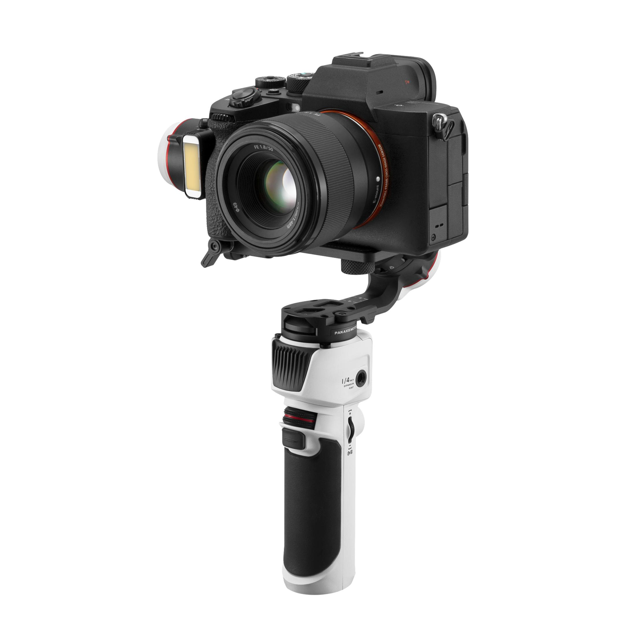 Kamera auf einem weißen und schwarzen Gimbal-Stabilisator montiert, mit nach vorne gerichtetem Objektiv.