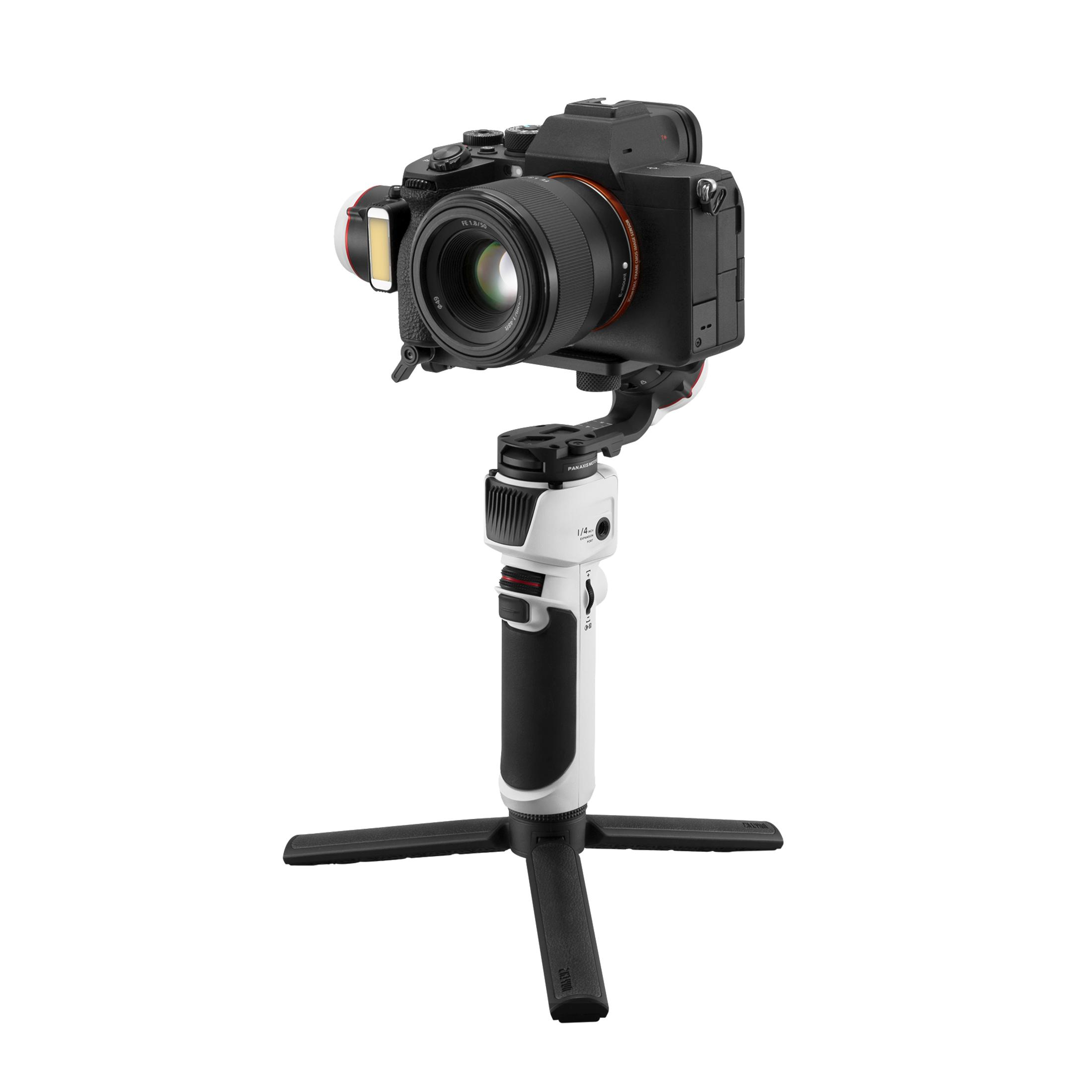 Kamera auf einem weiß-schwarzen Gimbal mit Stativbasis montiert. Die Kamera ist nach vorne gerichtet.