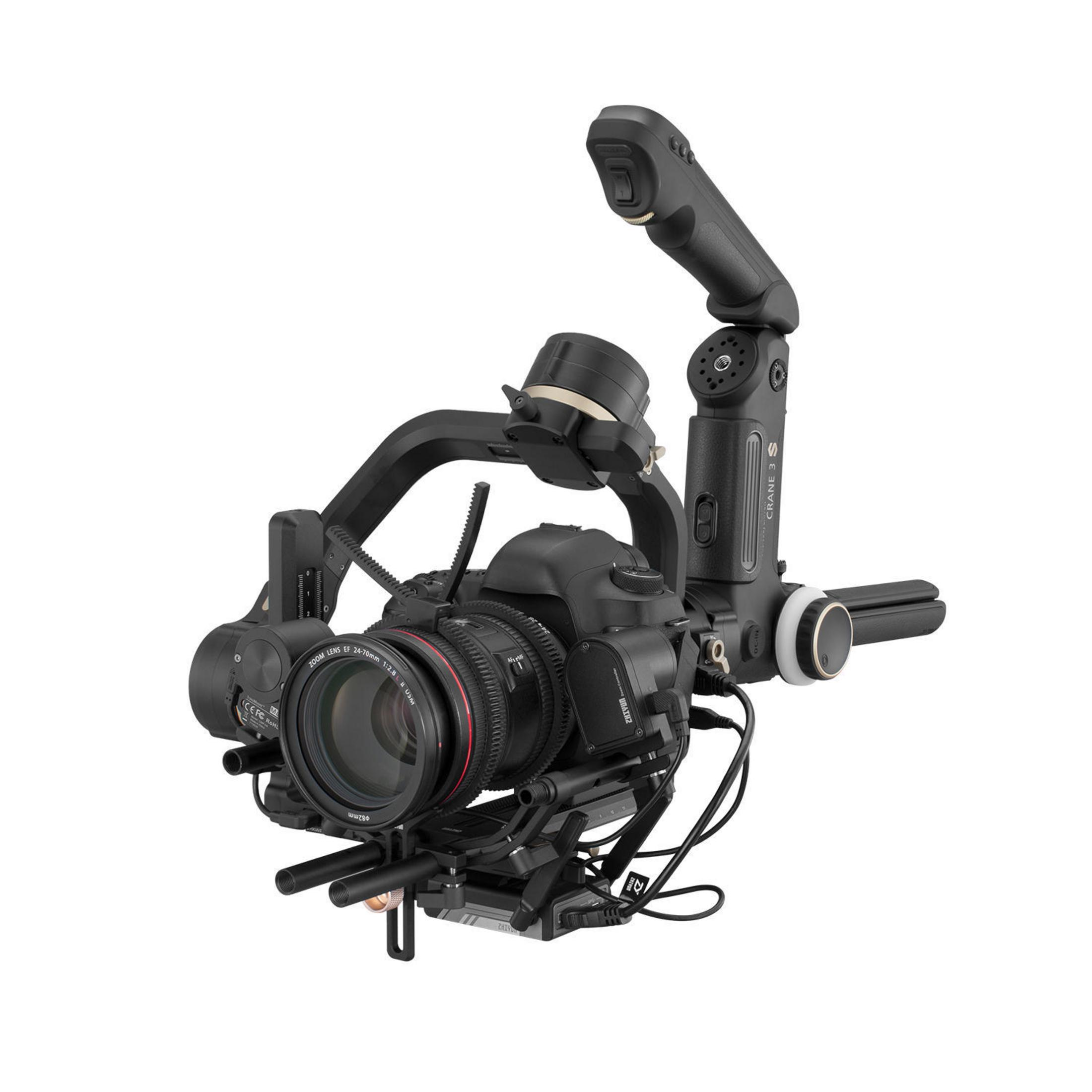 Ein Kamera-Setup auf einem Gimbal mit verschiedenen Zubehörteilen.