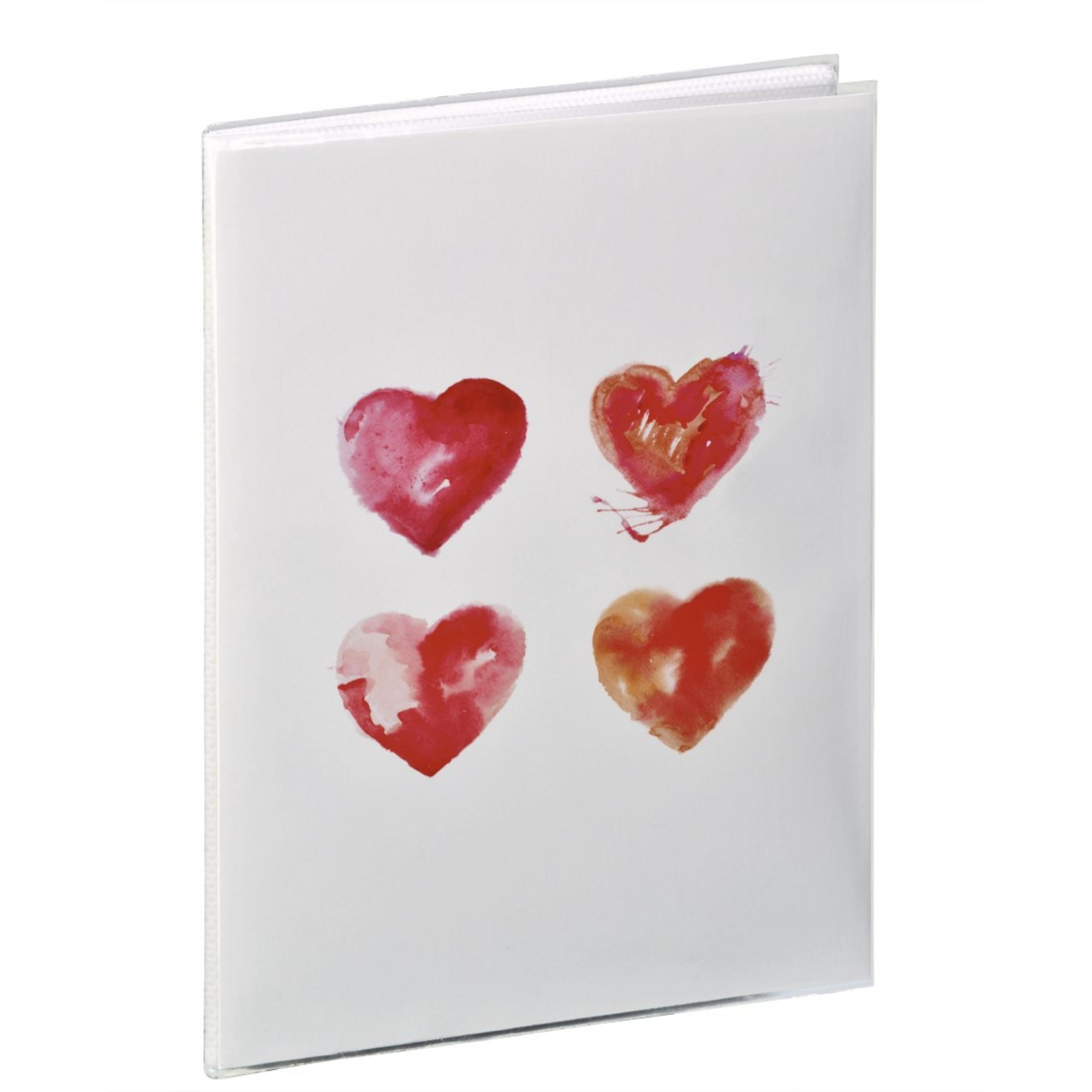 Weißes Fotoalbum mit vier Aquarellherzen auf dem Cover. Auf Weiß isoliert.