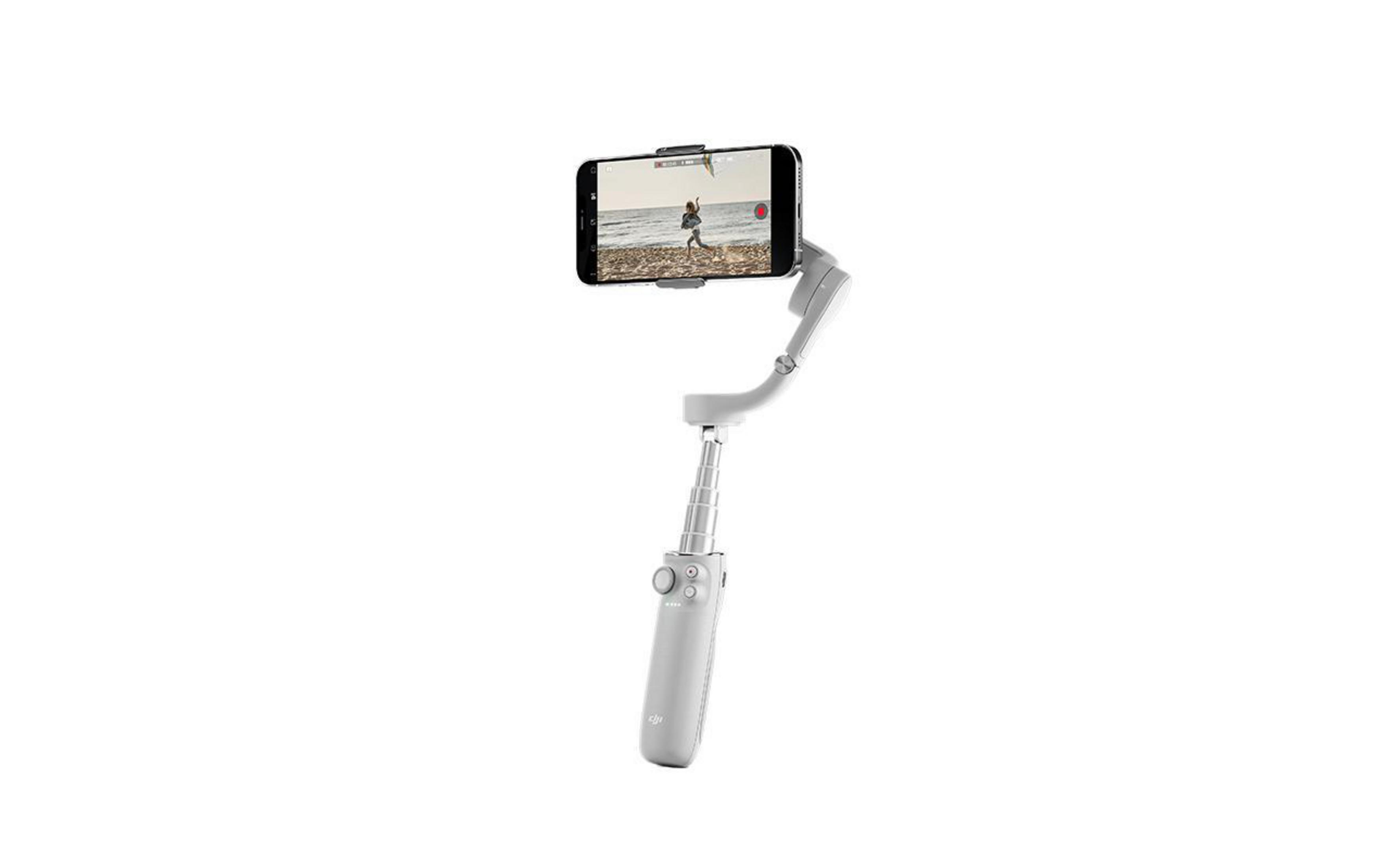 Weißes Gimbal hält Telefon, filmt Strandszene. Weißer Hintergrund.