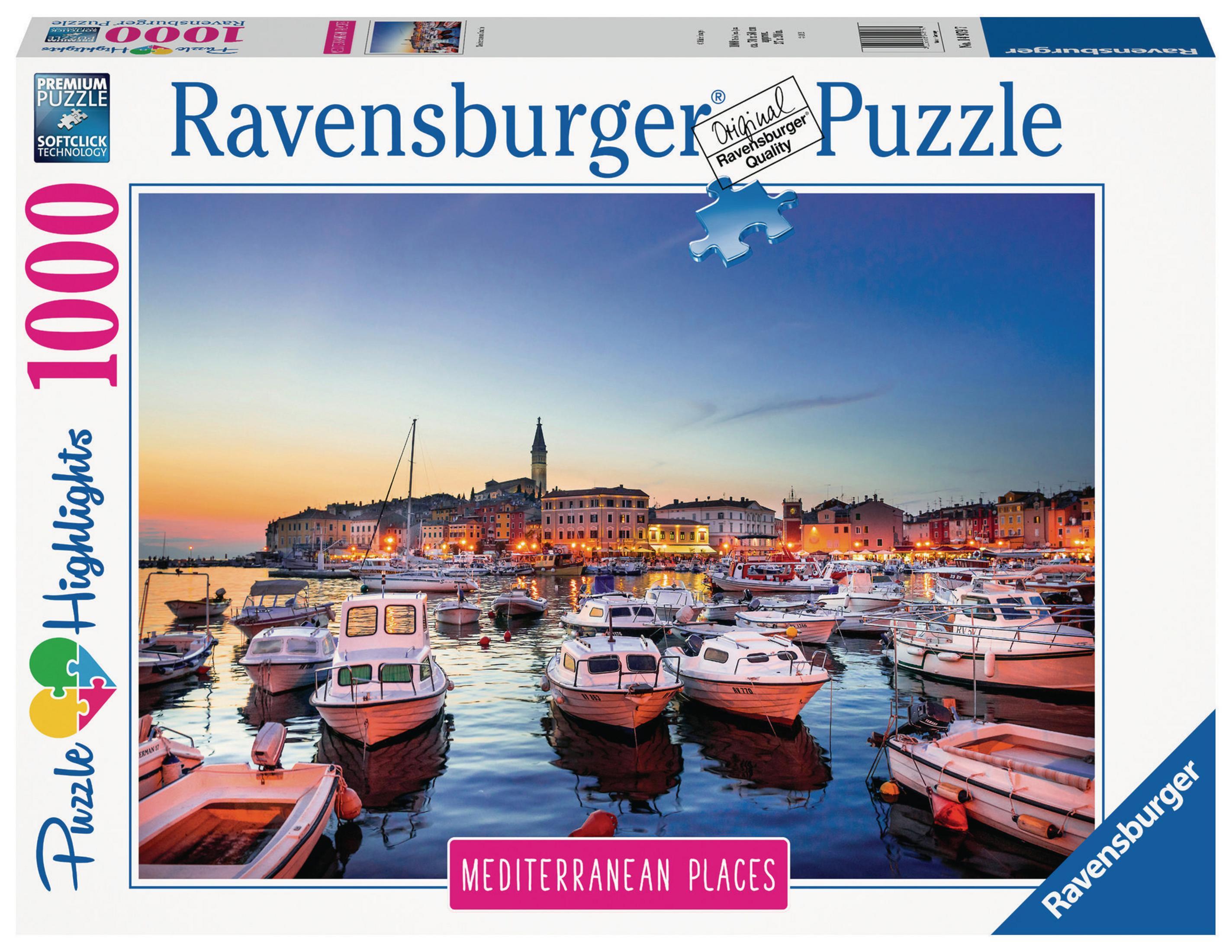 Pudełko z puzzlami Ravensburger z widokiem na port o zachodzie słońca. Widać łodzie, wodę i budynki.