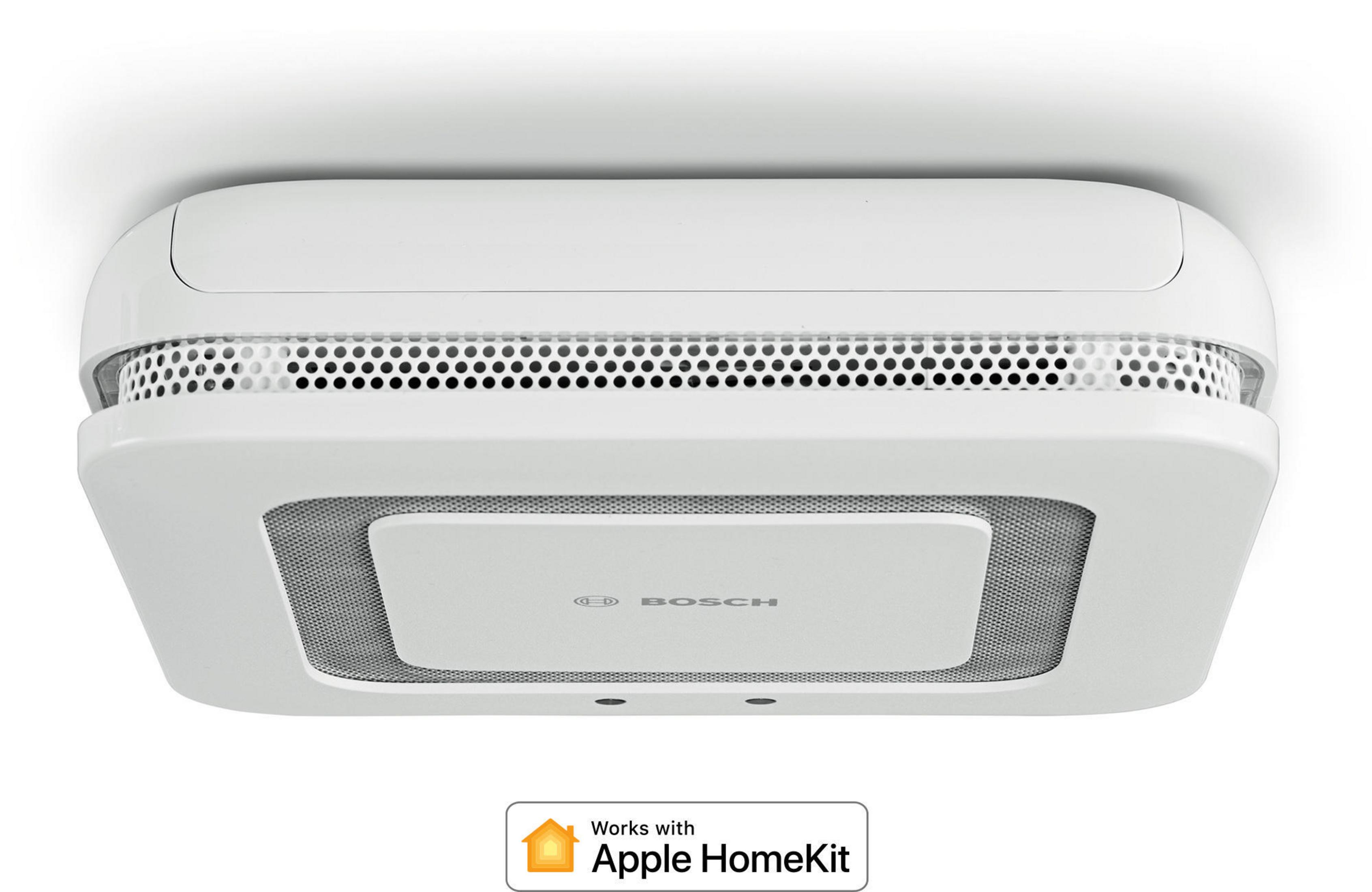 Biały czujnik dymu zamontowany na suficie z logo Apple HomeKit poniżej.