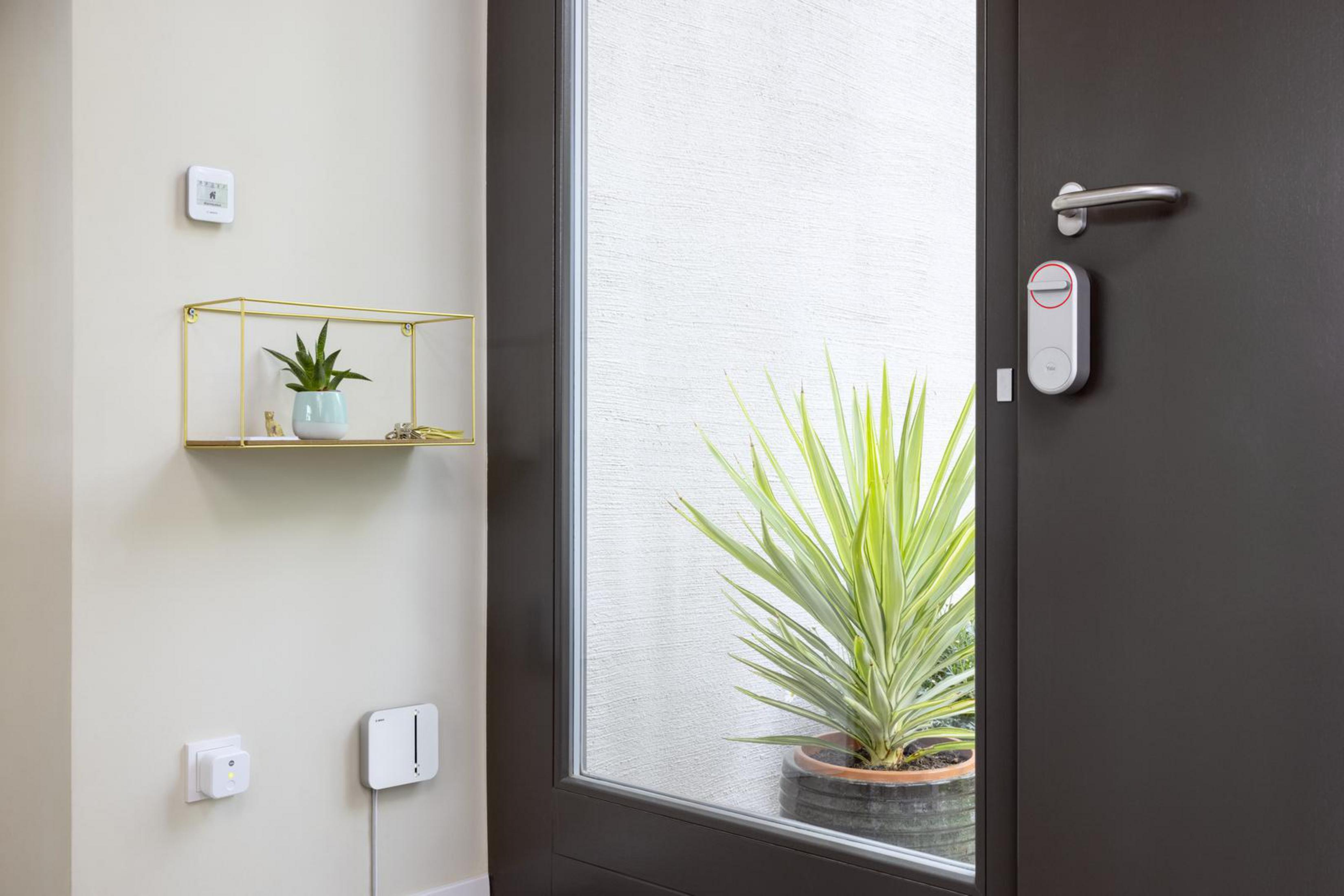 Innenansicht einer Tür mit Smart-Home-Geräten.