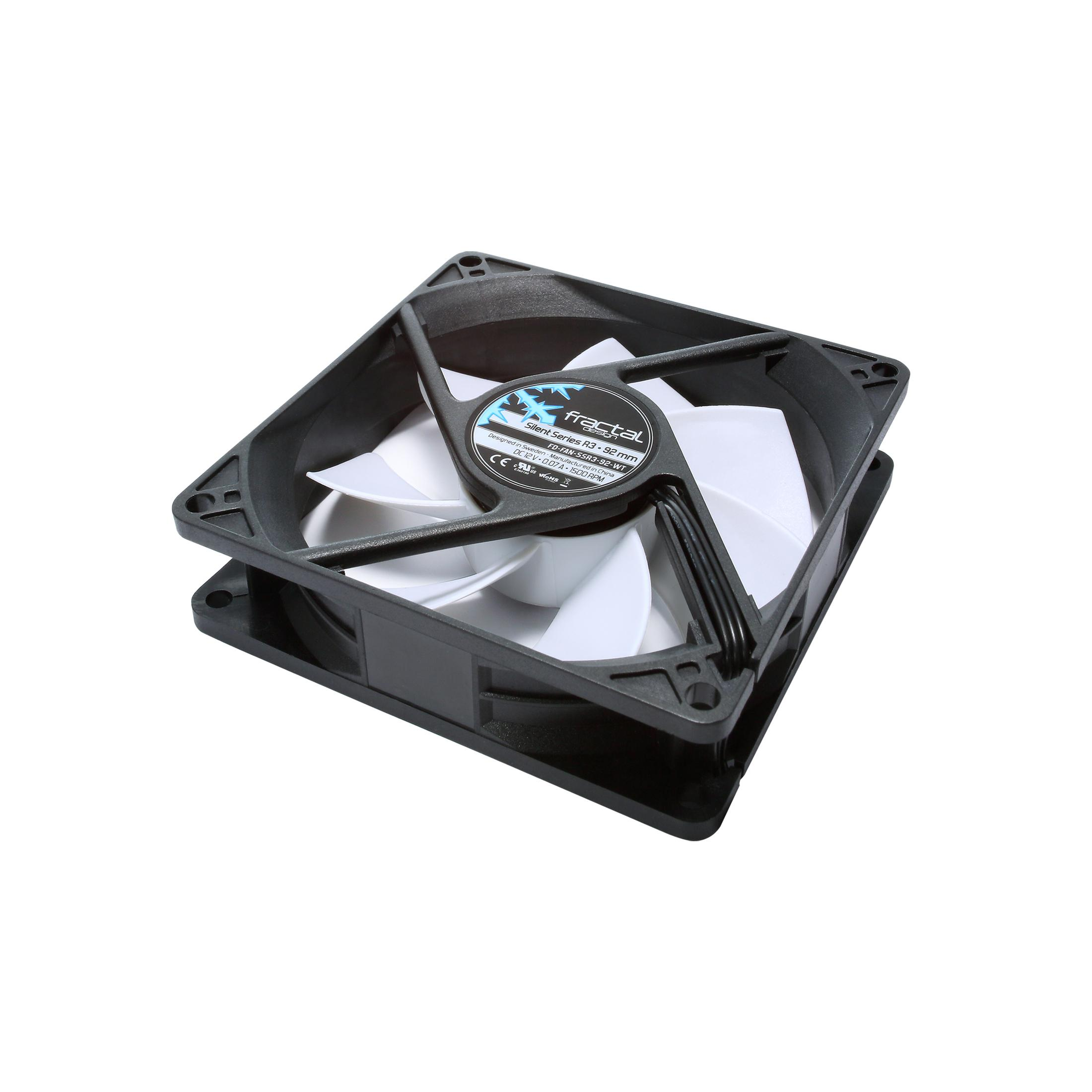 Wentylator do komputera. Czarna ramka i białe łopatki. Na białym tle. Logo Fractal Design.