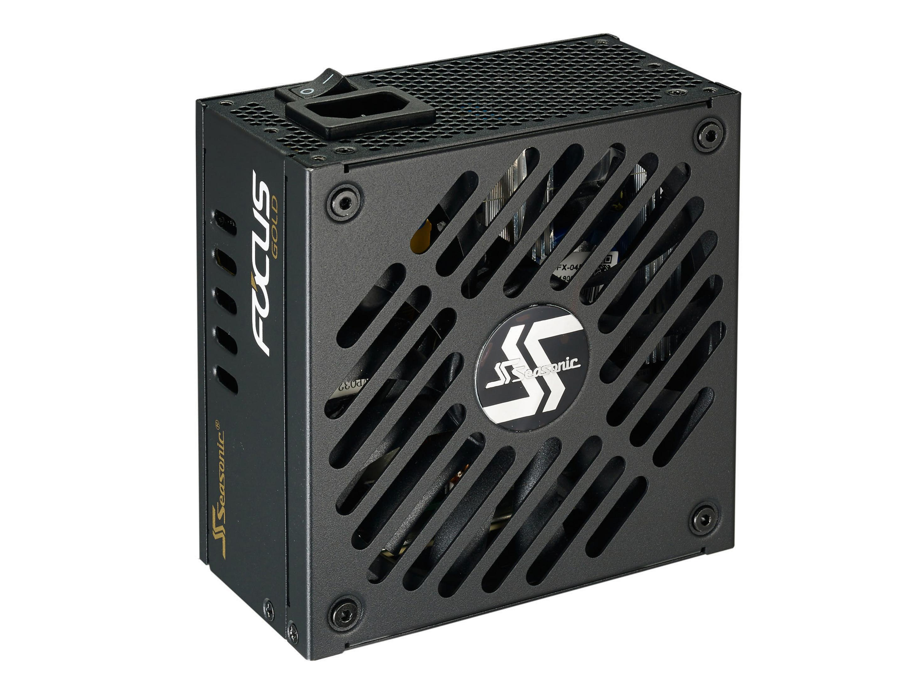 Czarny zasilacz komputerowy z kratką z przodu i przełącznikiem.