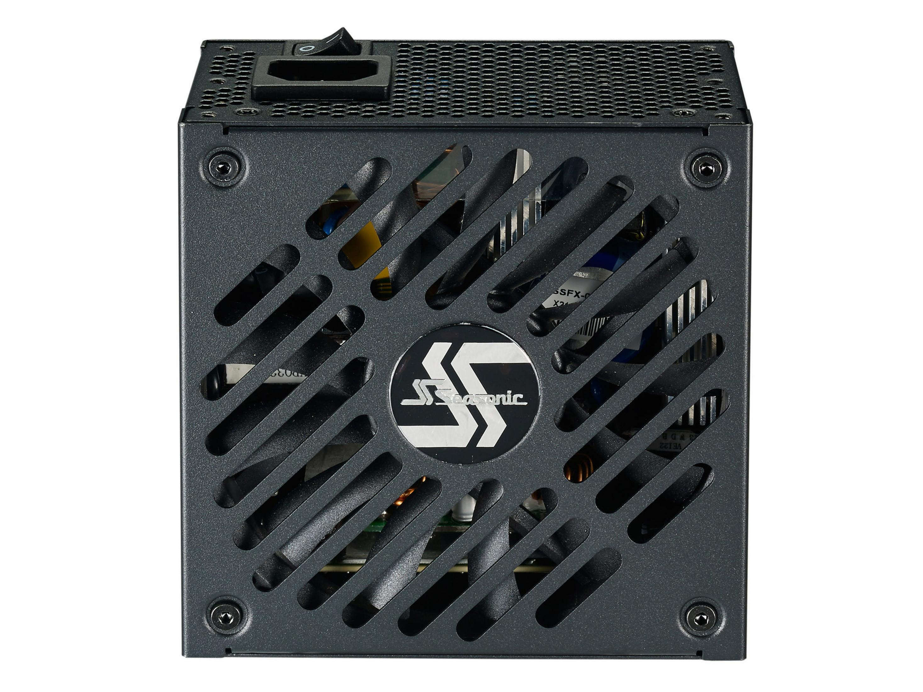 Czarny zasilacz do komputera z kratką wentylatora i logo producenta. Białe tło.