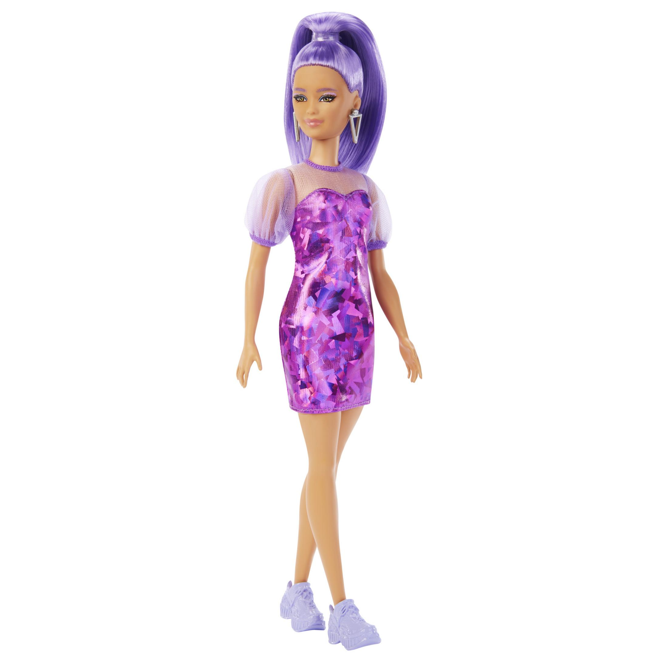 Eine Barbie-Puppe mit lila Haaren und einem lila Kleid. Sie trägt Ohrringe und Schuhe. Der Hintergrund ist weiß.