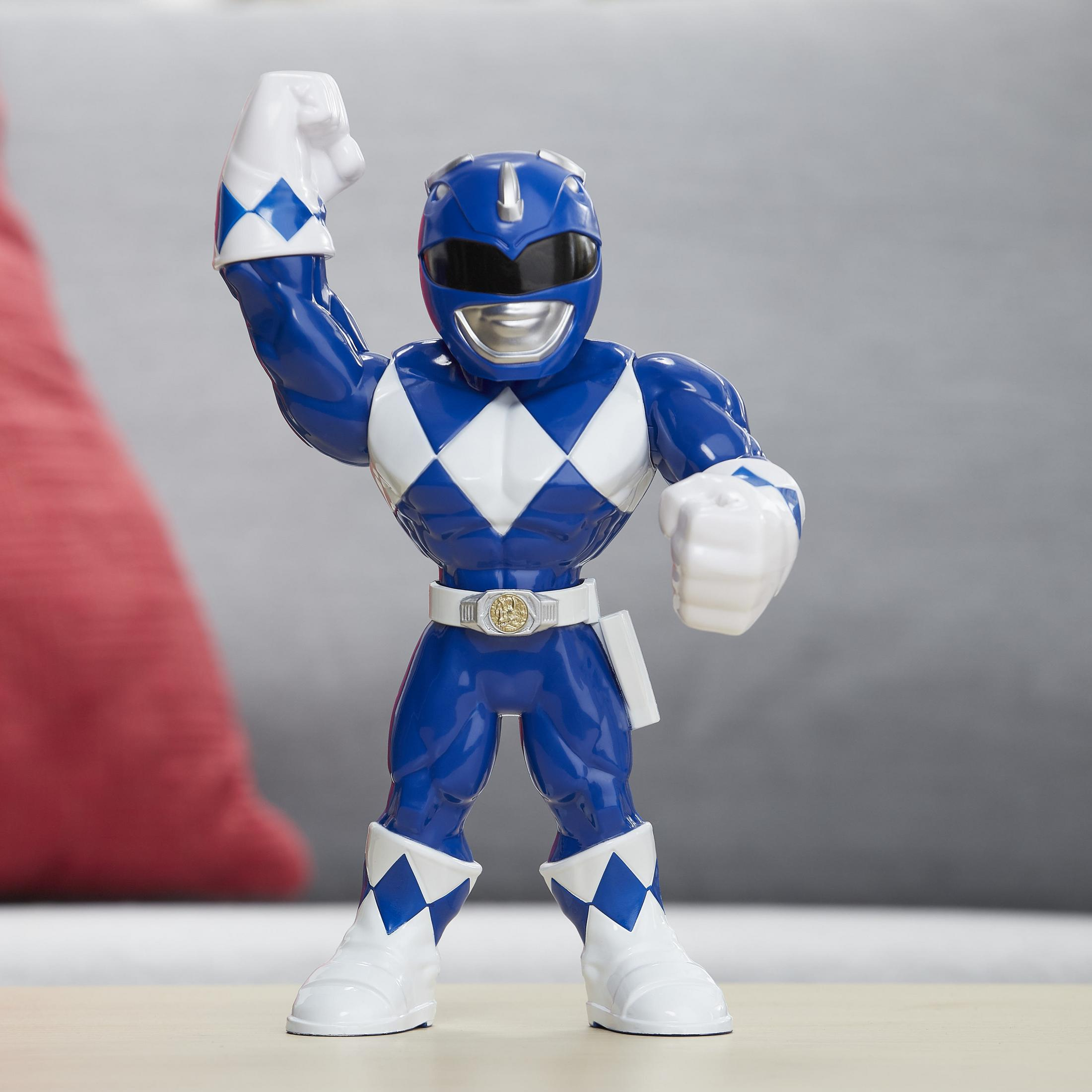 Niebieska figurka Power Rangers z białymi akcentami, w pozie, podnosząca ramię.