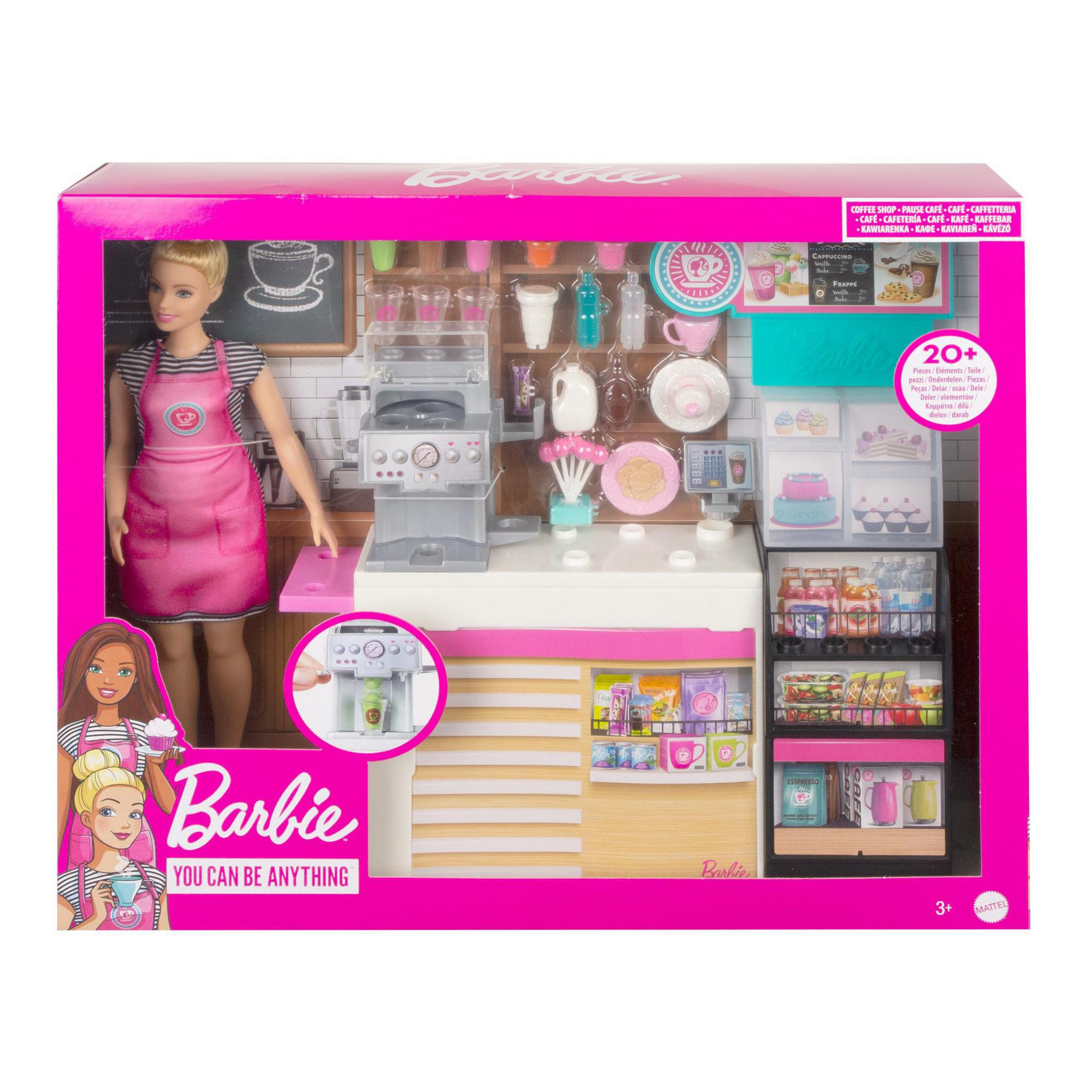 Zestaw z lalką Barbie. Lalka Barbie w różowym stroju obok lady kawiarni z akcesoriami.