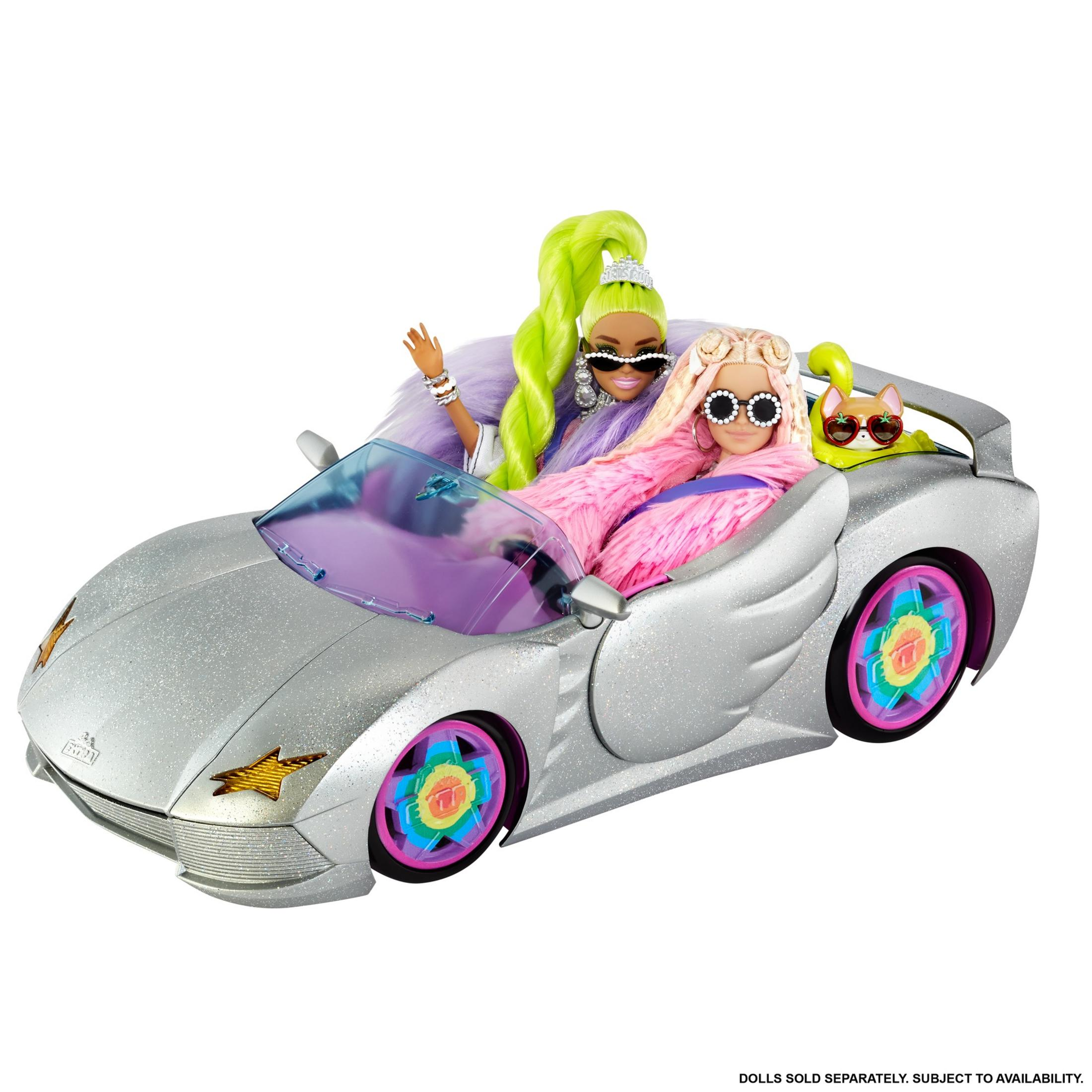 Barbie-Auto mit zwei Puppen, silberne Farbe, mit stilvollen Outfits und einem Hund.