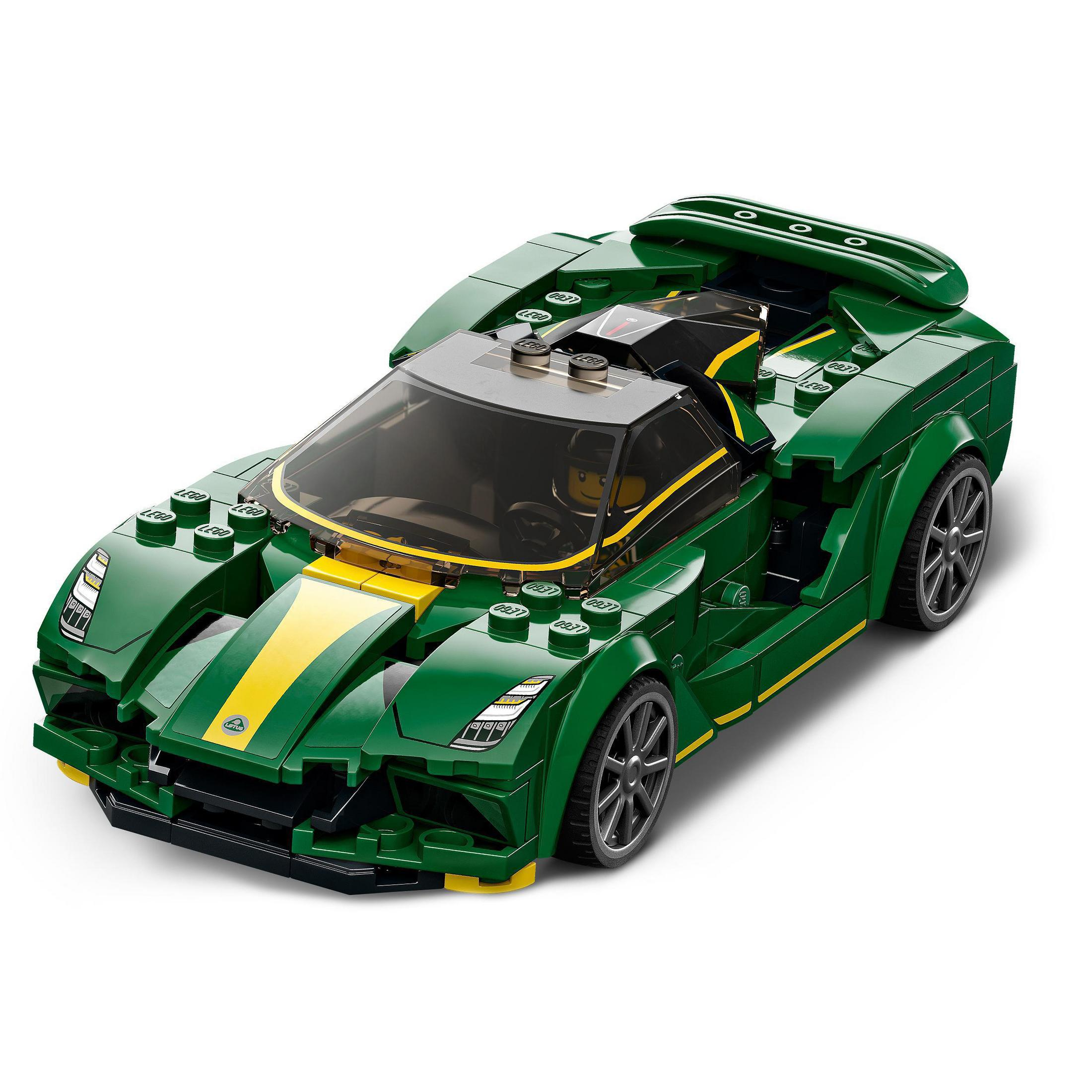 Grünes Lego-Rennwagenmodell mit gelben Streifen. Es hat eine klare Windschutzscheibe und schwarze Räder.