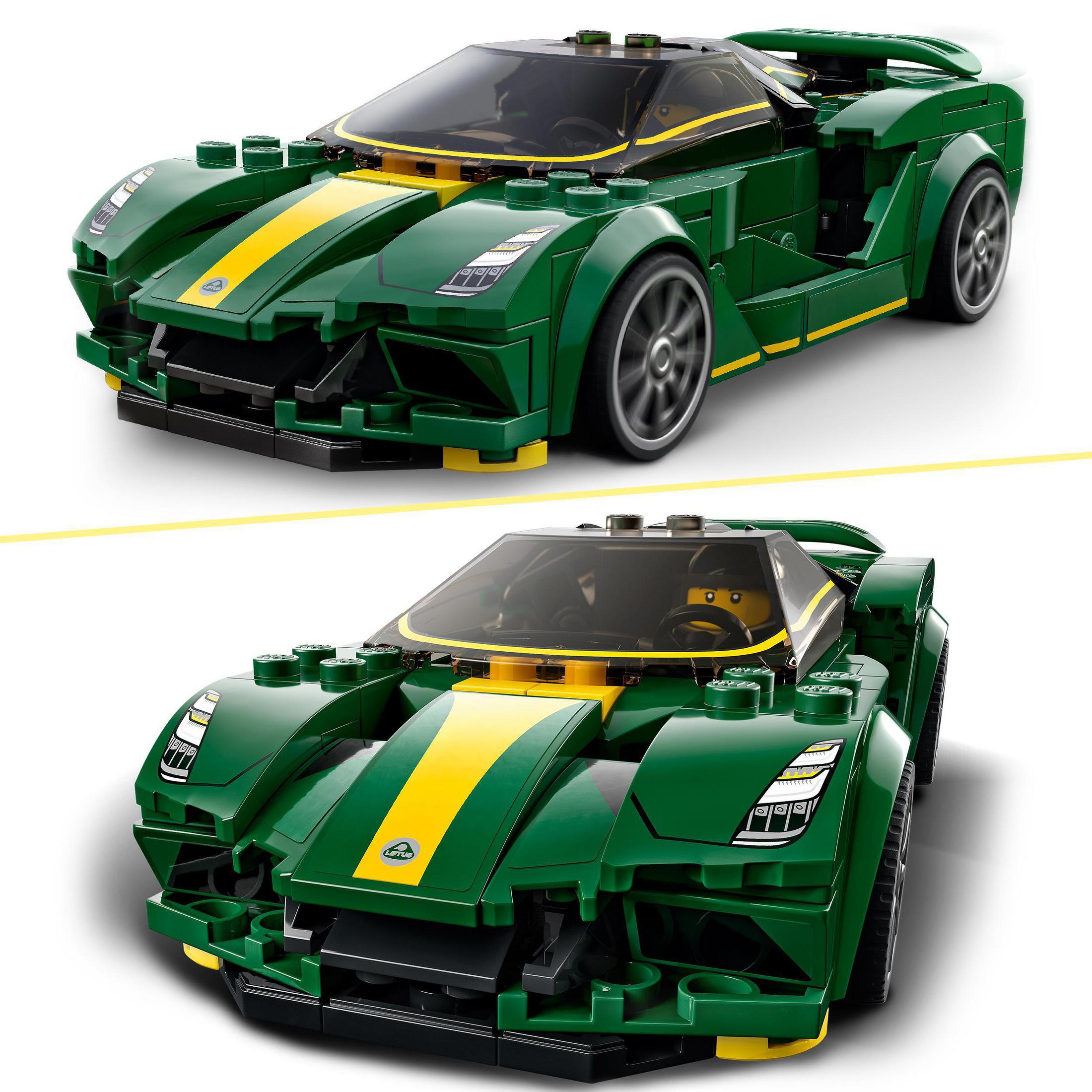 Zwei Lego-Autos. Grün mit gelben Streifen. Das obere Auto ist abgewinkelt, das untere ist eine gerade Frontansicht.