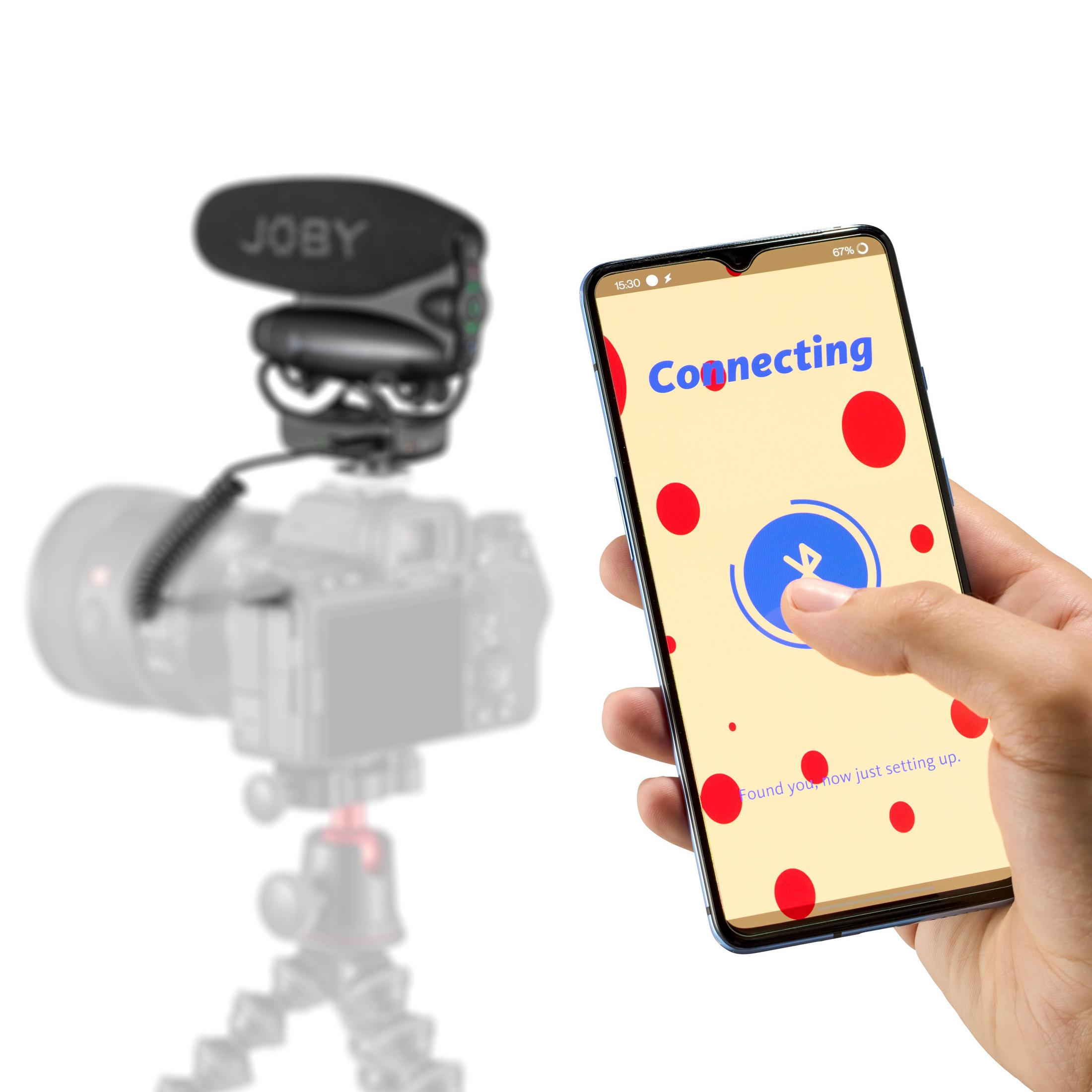 Un écran de téléphone affiche 'Connexion' avec un symbole Bluetooth, à côté d'une caméra.