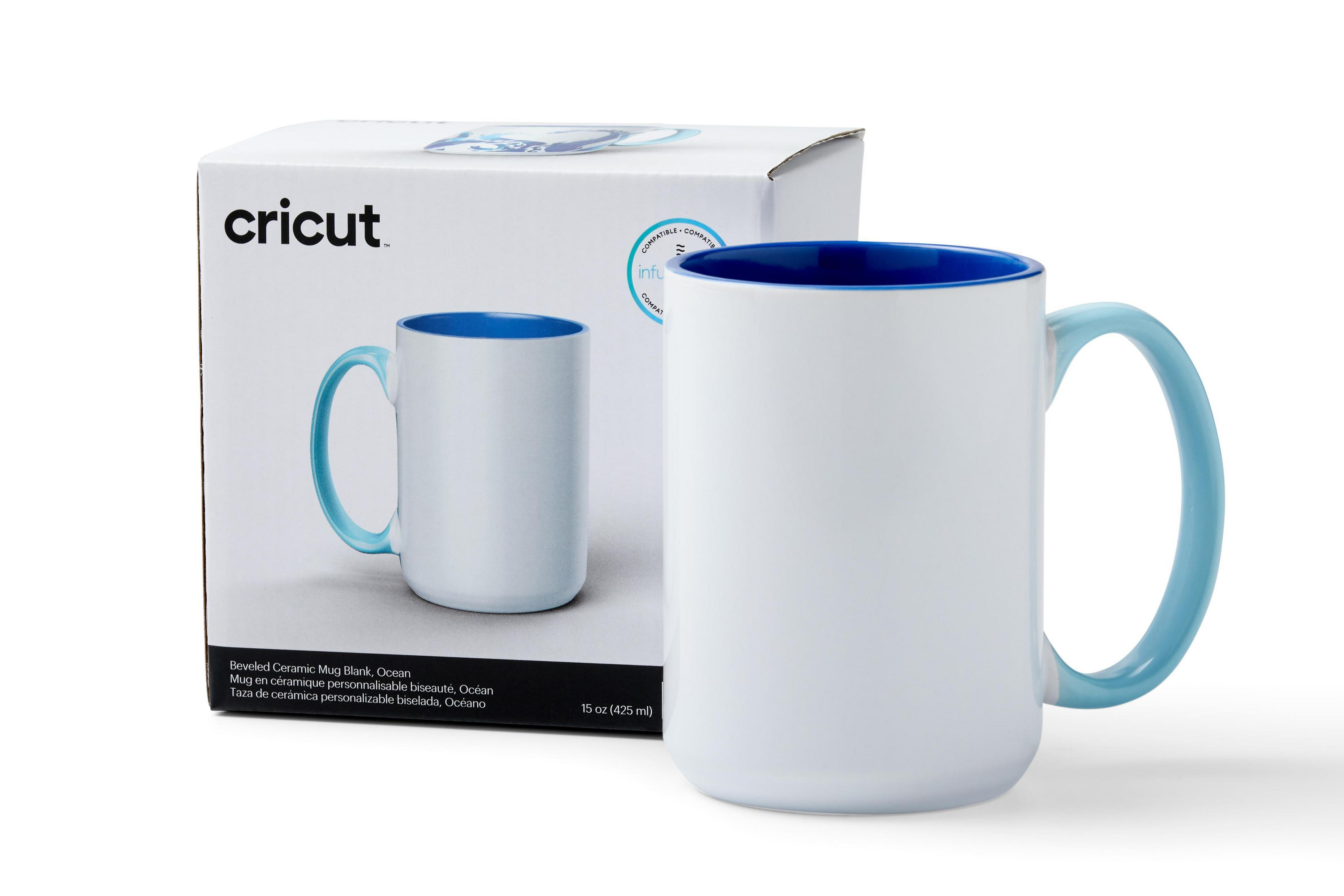 Tasse und Schachtel. Weiße Tasse mit blauem Griff und Innenraum. Weißer Hintergrund.