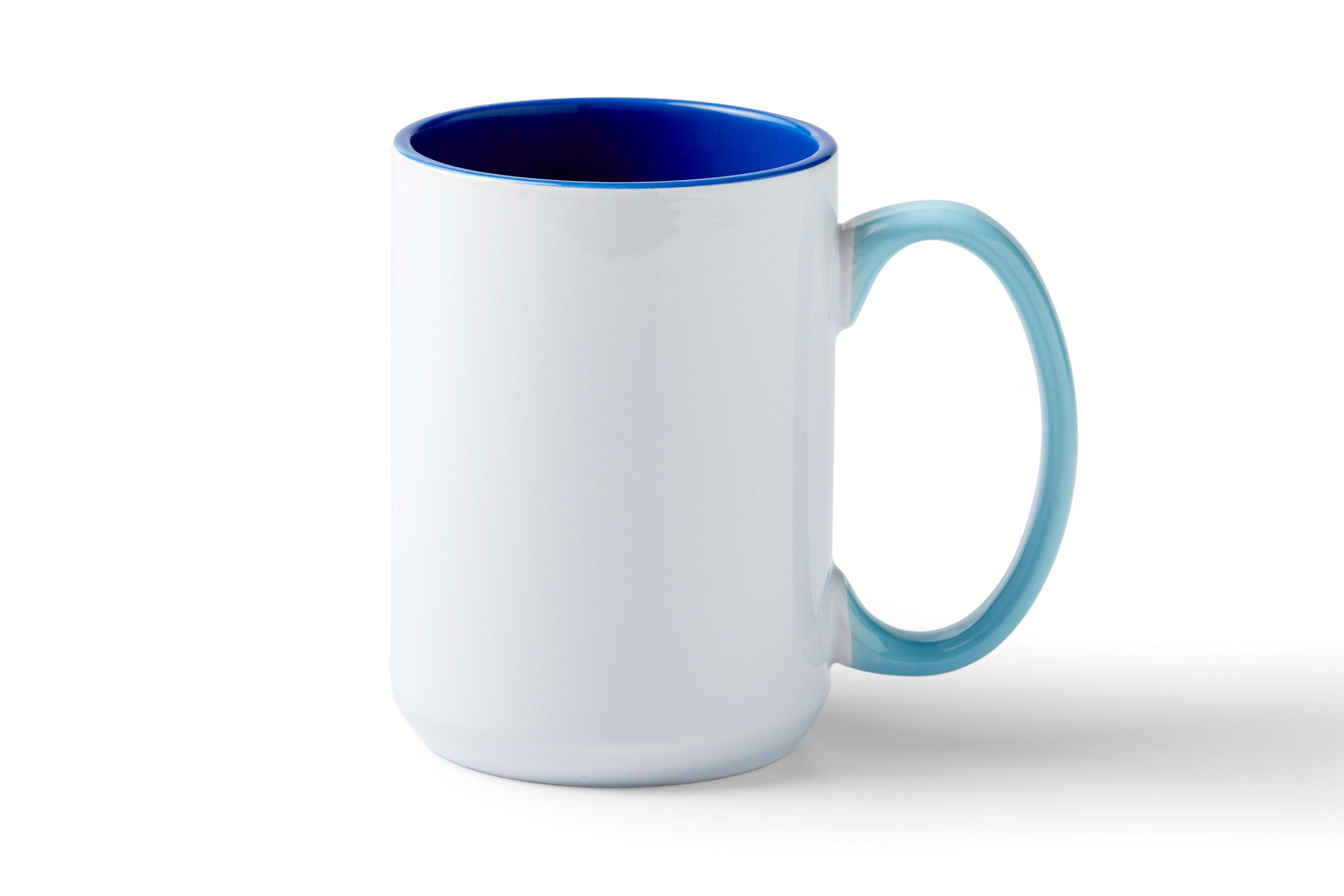 Weiße Tasse mit blauem Innenraum und blauem Henkel.