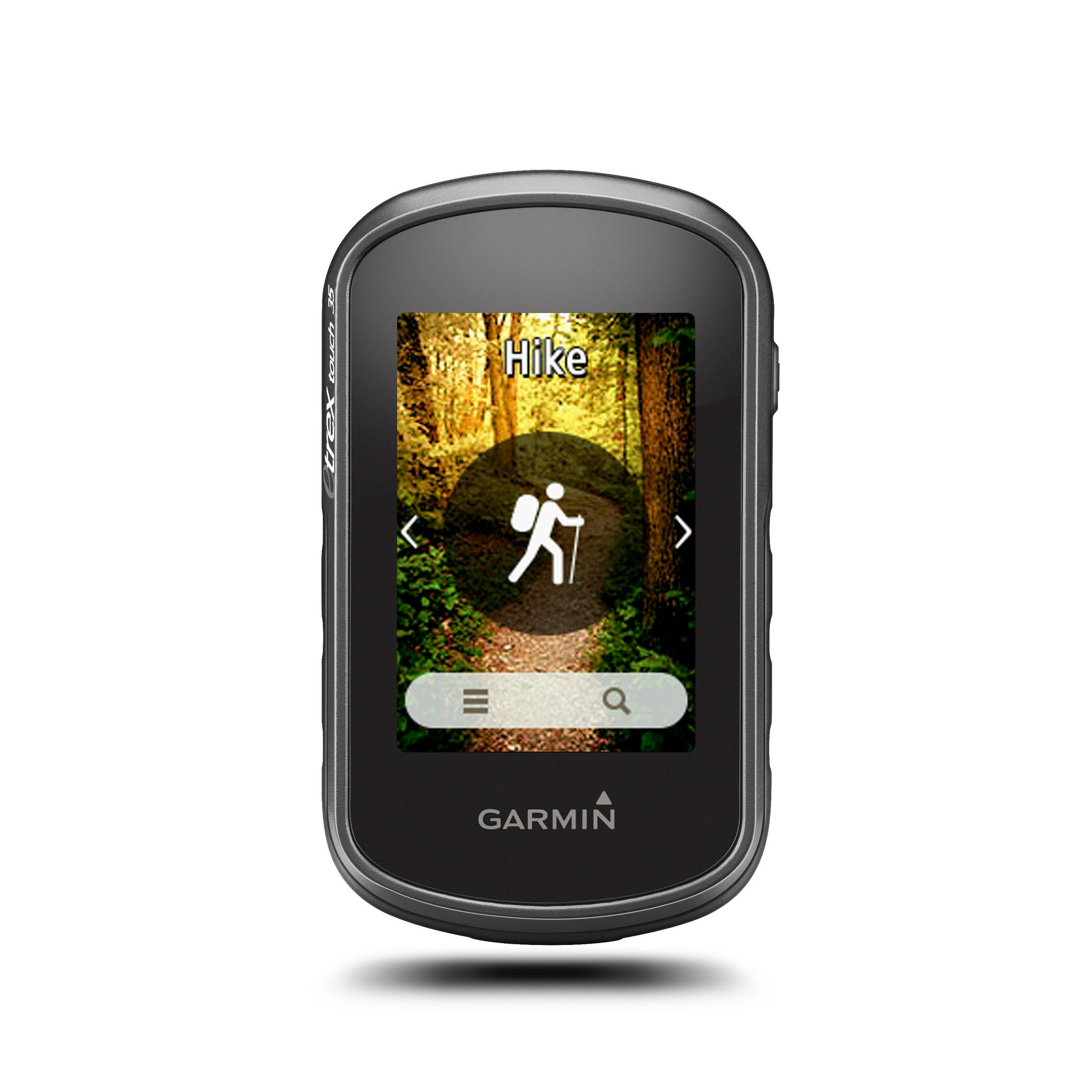 Garmin-Uhr, die einen 'Wandern'-Bildschirm mit einem Pfad-Symbol anzeigt. Isoliert auf weißem Hintergrund.