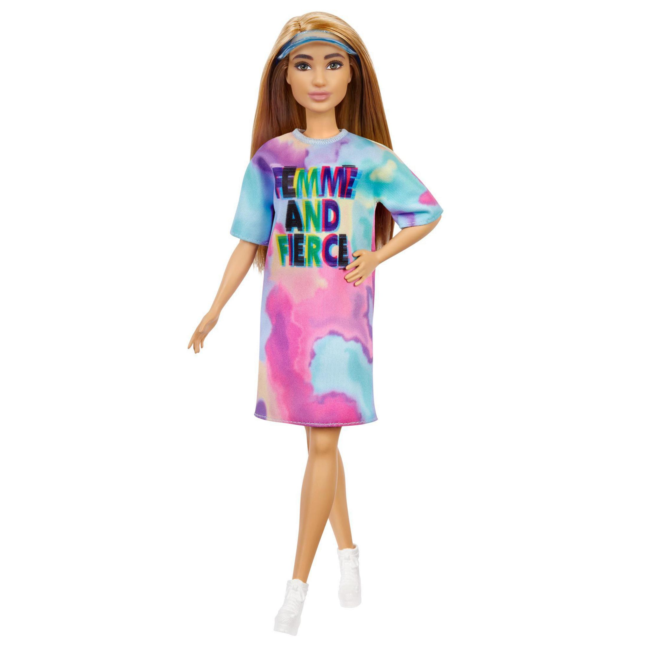 Eine Barbie-Puppe mit einem bunten Kleid und Visier. Weißer Hintergrund.