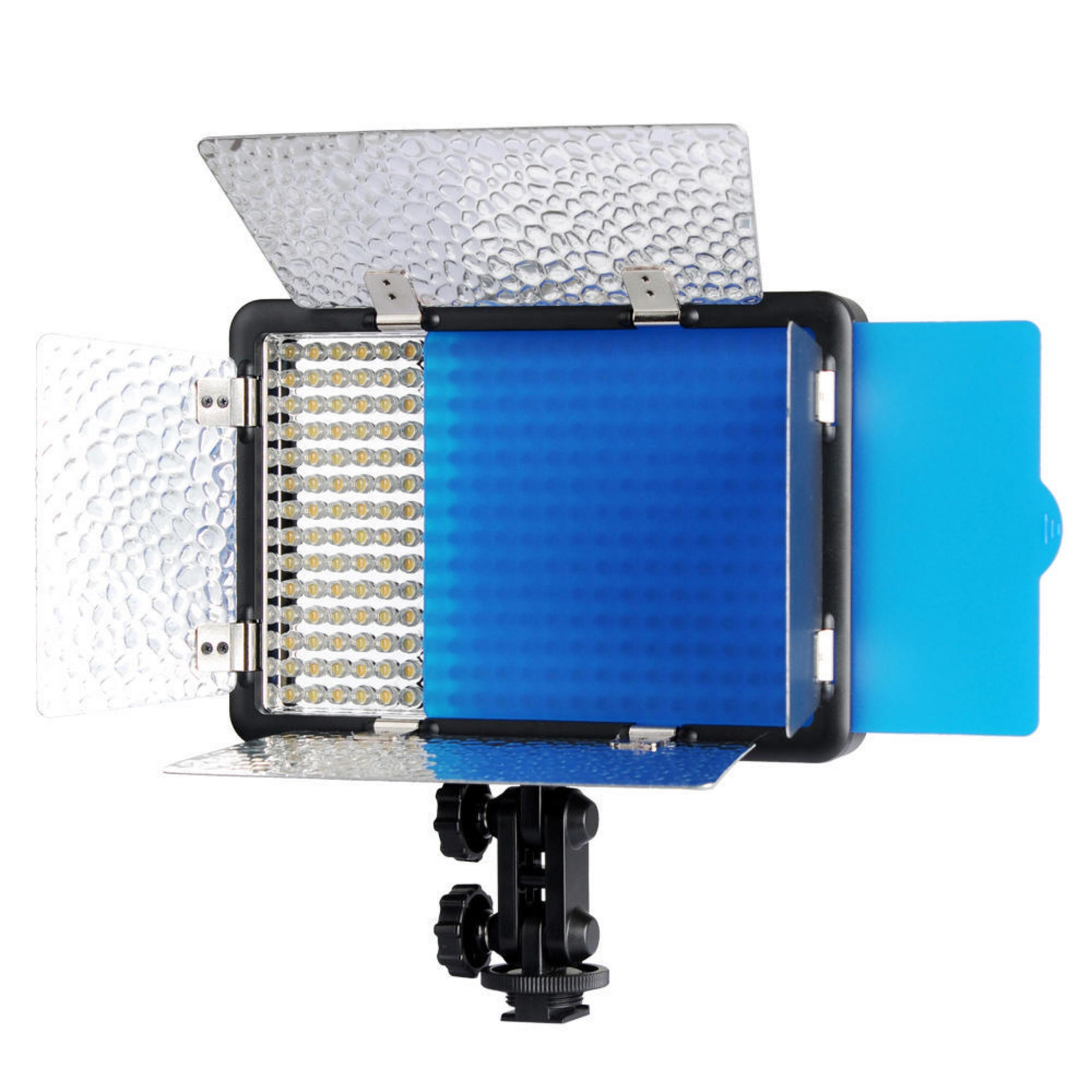 LED-Videoleuchte mit verstellbaren Torblenden, blauem Filter und Stativhalterung. Isoliert auf Weiß.
