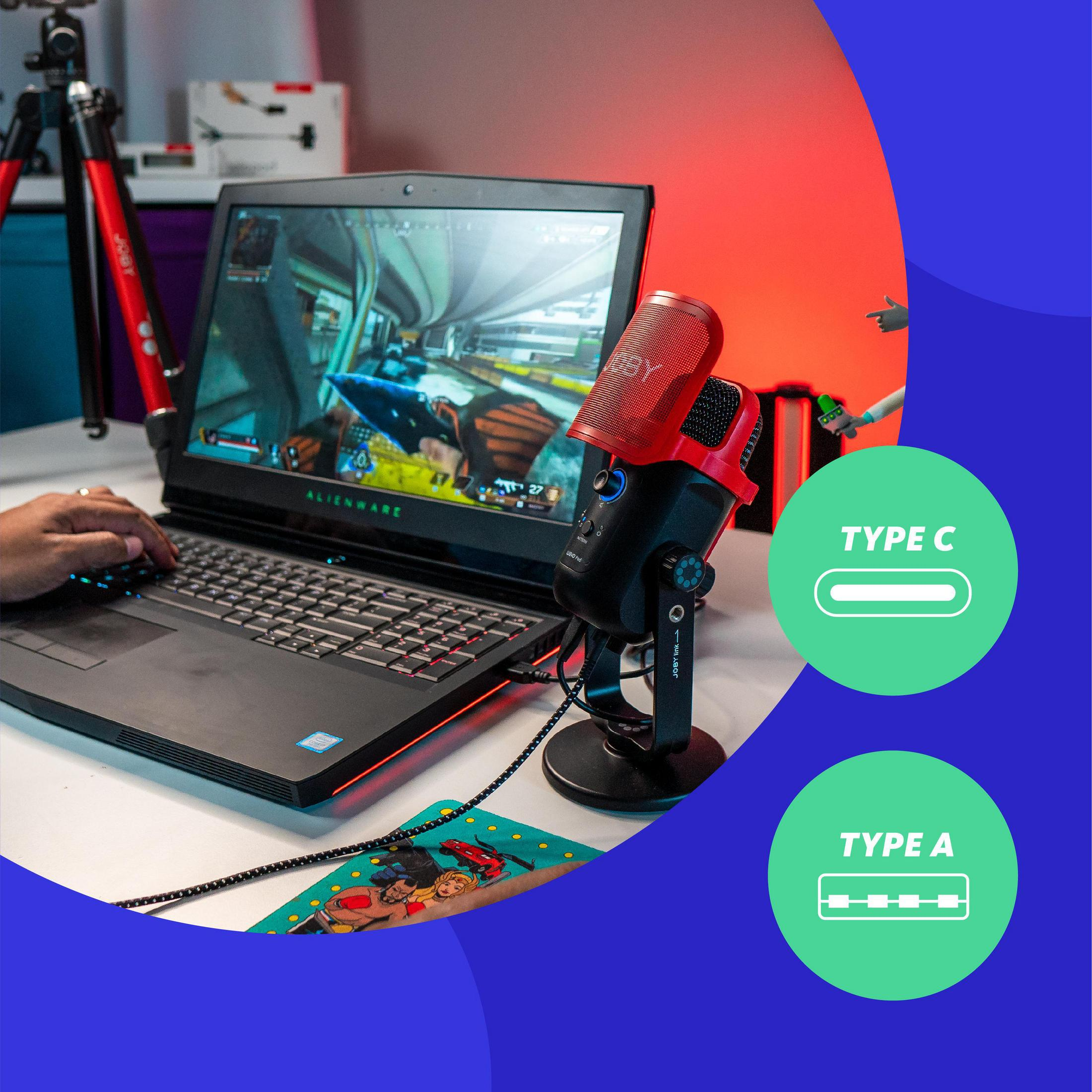 Configuración de juego con laptop Alienware, micrófono rojo y diagrama de puertos C y A.