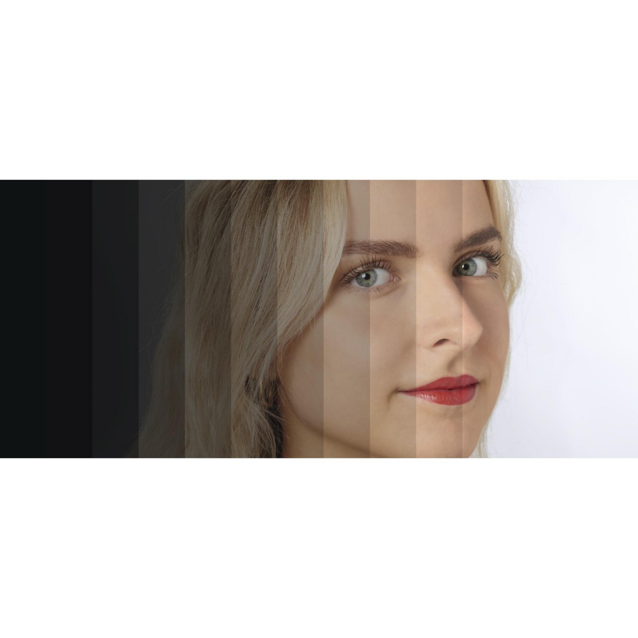 Frauengesicht mit Farbverläufen. Haare sind blond. Lippen sind rot.