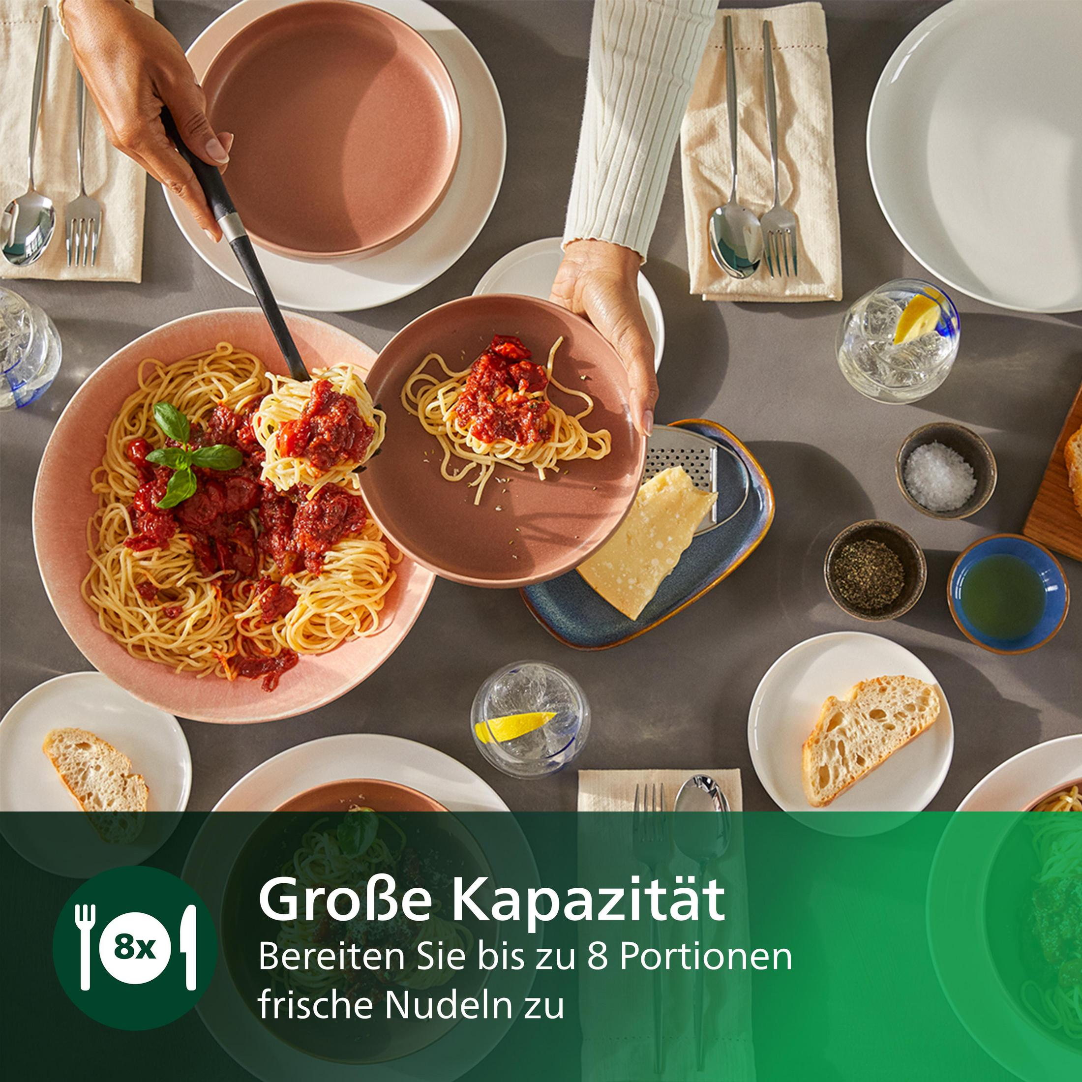 Stół nakryty z makaronem, serem, chlebem i napojami. Tekst: Große Kapazität (8 porcji).